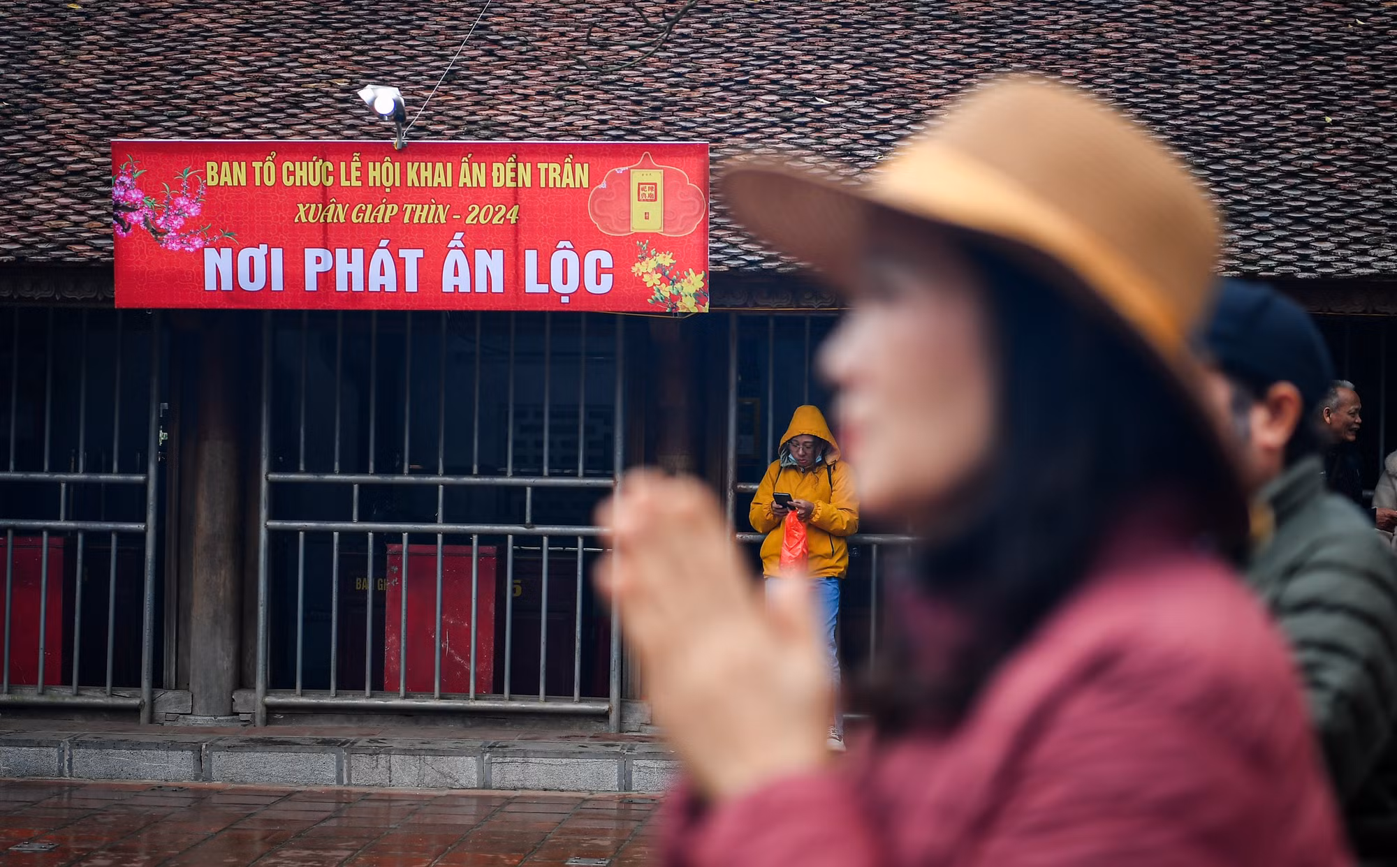 Đặc biệt, để phục vụ nhu cầu của khách thập phương, từ 5 giờ sáng 15 tháng Giêng (24/2), nhà đền tổ chức phát ấn cho nhân dân ở bốn địa điểm: nhà Giải vũ tại cung Thiên Trường, đền Cố Trạch và nhà trưng bày tại cung Trùng Hoa. Đặc biệt, để phục vụ nhu cầu của khách thập phương, từ 5 giờ sáng 15 tháng Giêng (24/2), nhà đền tổ chức phát ấn cho nhân dân ở bốn địa điểm: nhà Giải vũ tại cung Thiên Trường, đền Cố Trạch và nhà trưng bày tại cung Trùng Hoa.