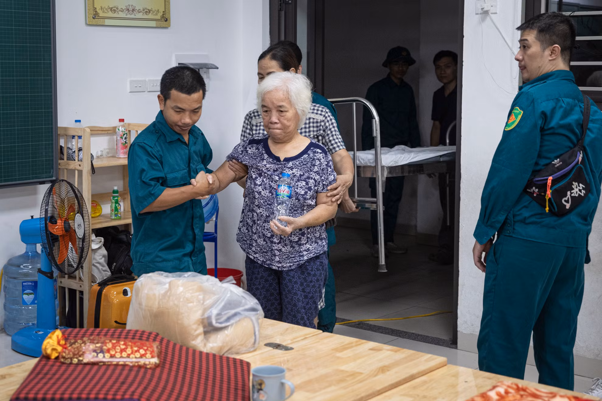 Ngồi ngay bên cạnh, bà Hoàng Thị Mai, 78 tuổi cho hay: Bà đã sống tại chung cư A7 Tân Mai hàng chục năm qua. Do công trình có tuổi đời quá lớn nên không còn bảo đảm. “Đợt bão lần này, được lãnh đạo phường Tân Mai quan tâm, bố trí chỗ ở tạm an toàn, tôi rất yên tâm”, vừa sửa soạn lại chăn màn, bà Mai vừa nói.