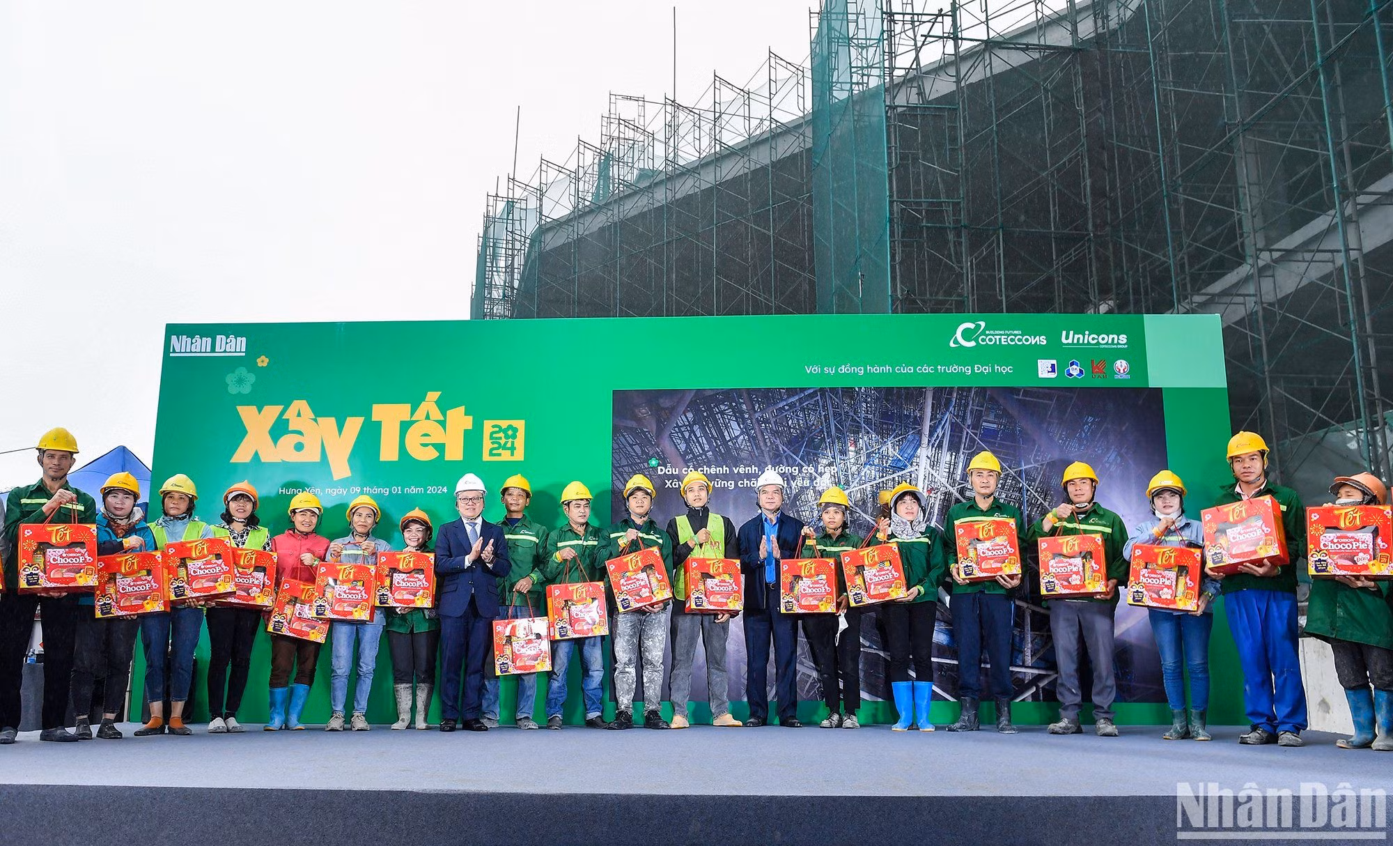 Sáng 9/1, hoạt động trọng điểm của chương trình “Xây Tết 2024” đã diễn ra tại công trường Ecopark, huyện Văn Giang, tỉnh Hưng Yên. Tại sự kiện, gần 1.800 phần quà đã được trao tặng cho các công nhân đang ngày đêm miệt mài lao động.