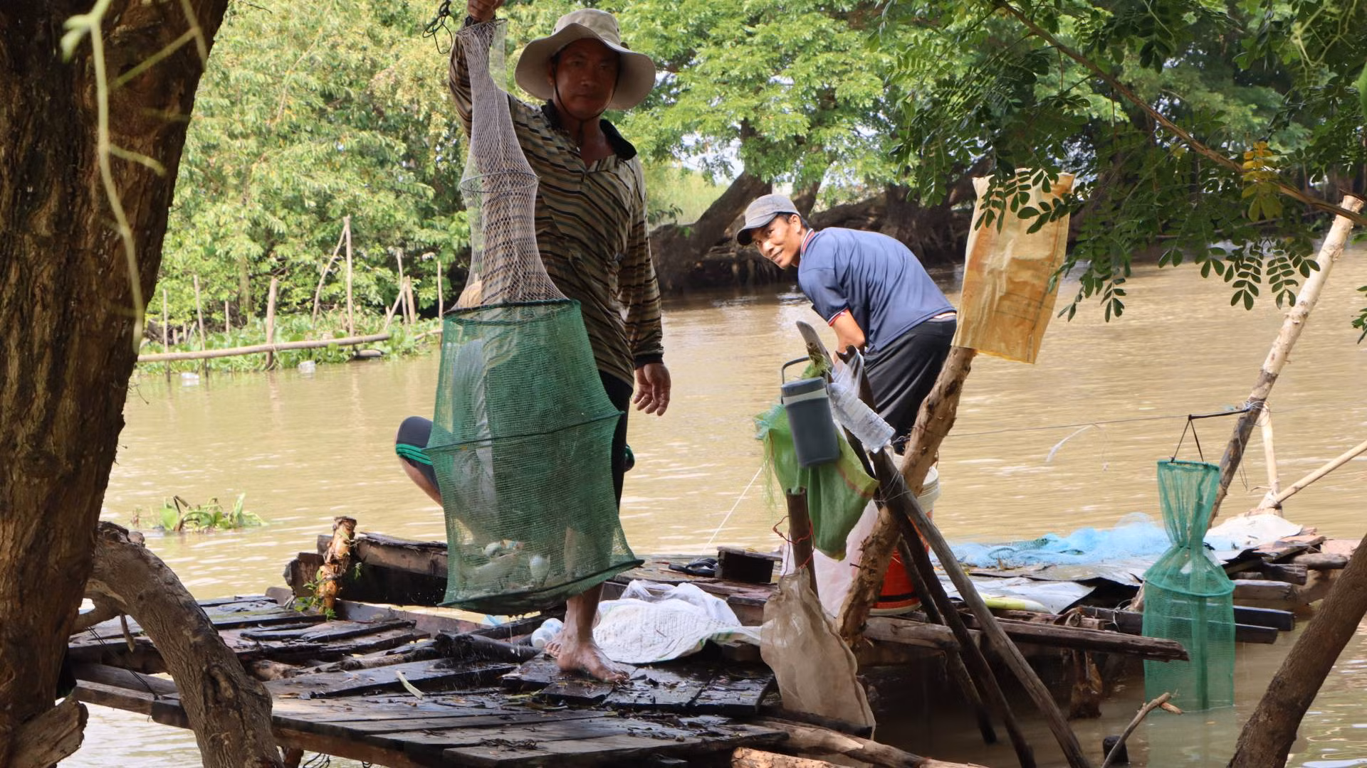 Nhiều người dân thành phố Châu Đốc tập trung chài cá ở kênh Vĩnh Tế. Nhiều người dân thành phố Châu Đốc tập trung chài cá ở kênh Vĩnh Tế.