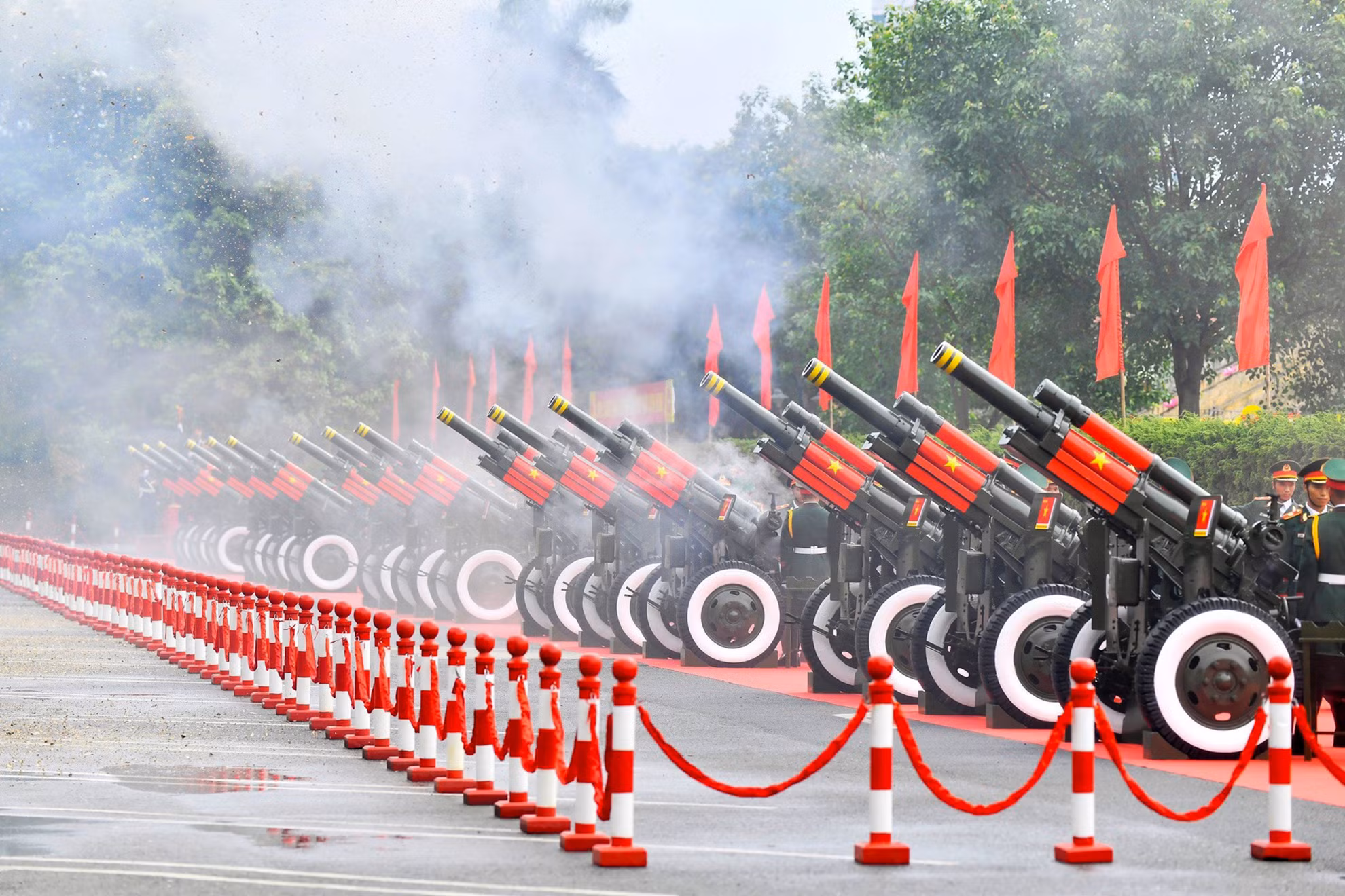 21 phát đại bác chào mừng vang lên khi Chủ tịch nước Võ Văn Thưởng đón Tổng thống Đại Hàn Dân Quốc Yoon Suk Yeol thăm cấp Nhà nước đến Việt Nam.
