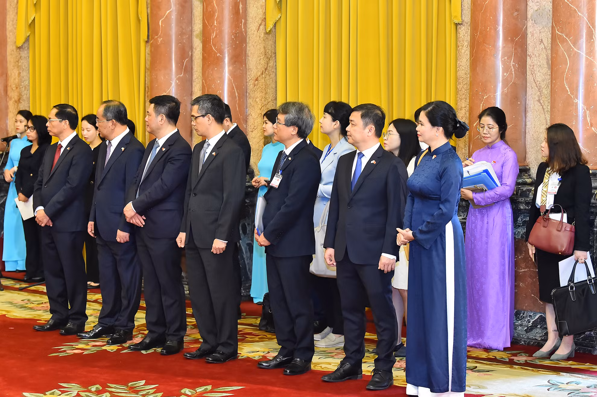 Các thành viên đoàn Việt Nam tại buổi gặp gỡ báo chí.