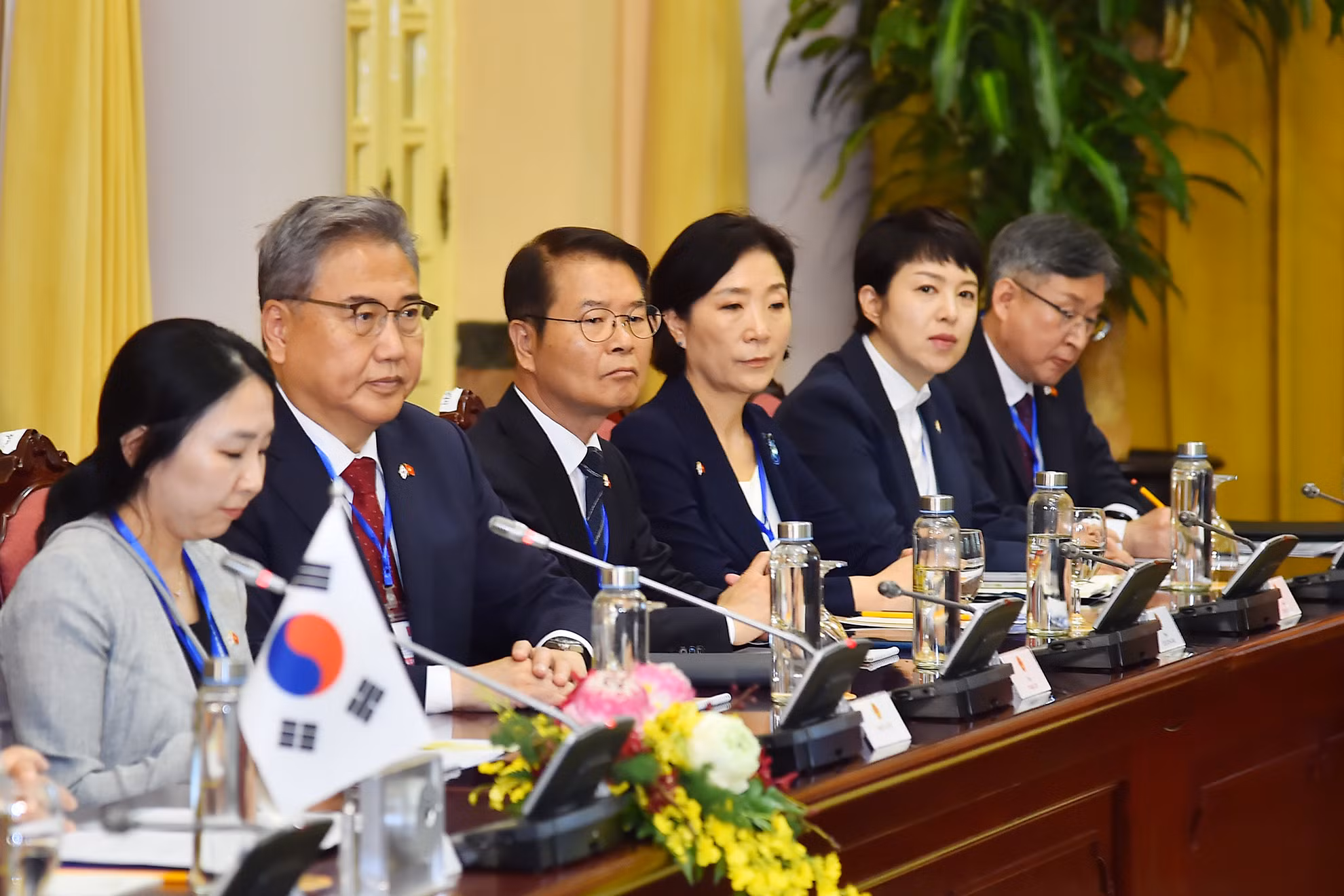 Các thành viên đoàn tháp tùng Tổng thống Đại Hàn Dân Quốc Yoon Suk Yeol tham dự hội đàm.