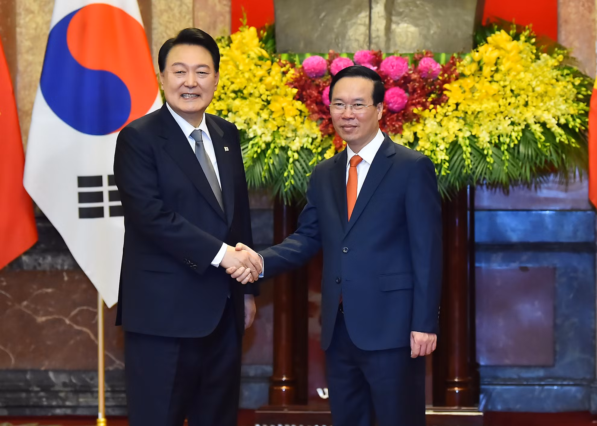 Chủ tịch nước Võ Văn Thưởng và Tổng thống Đại Hàn Dân Quốc Yoon Suk Yeol tại lễ đón.