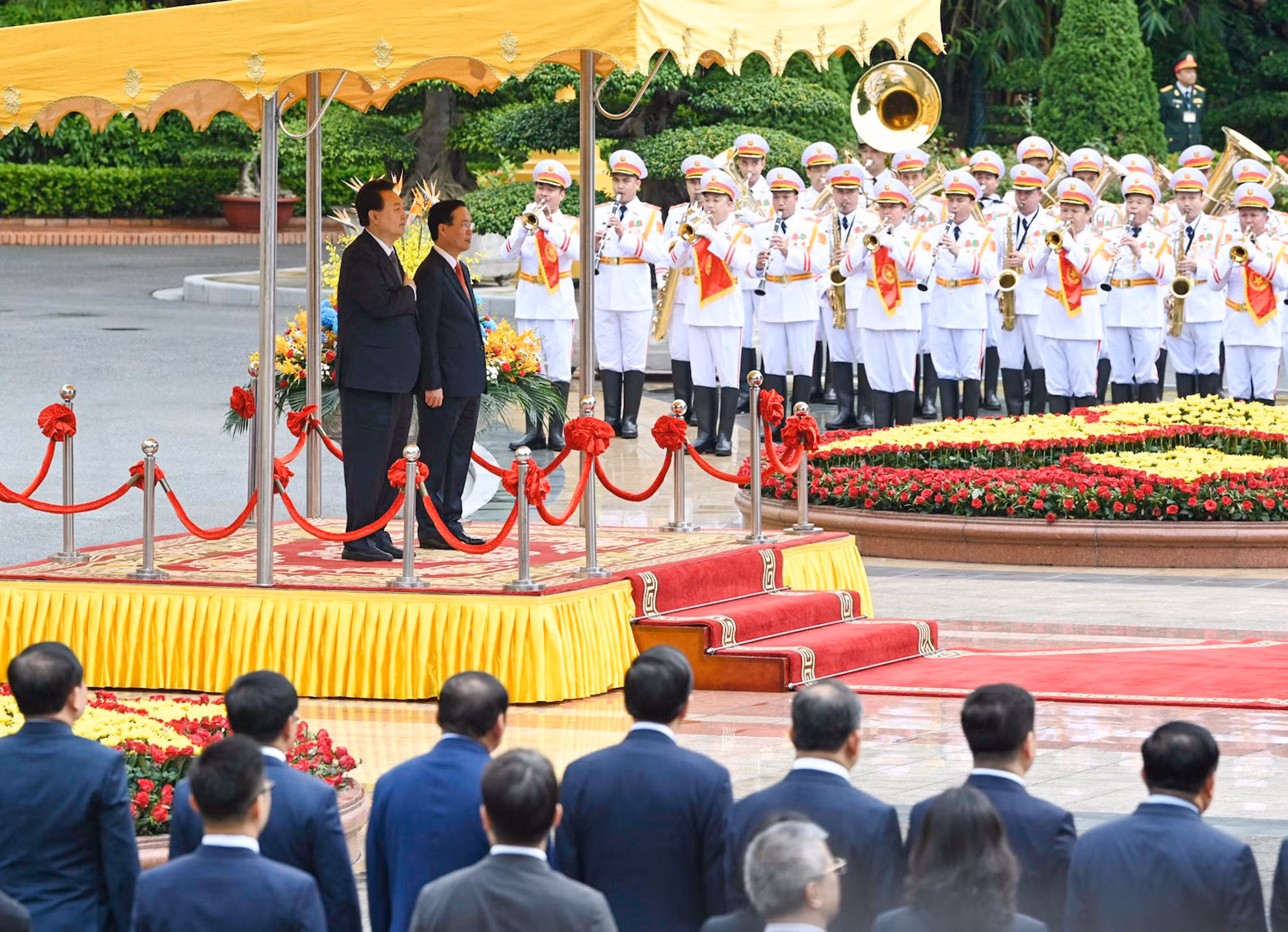 Chủ tịch nước Võ Văn Thưởng và Tổng thống Đại Hàn Dân Quốc Yoon Suk Yeol thực hiện nghi thức chào cờ, cử Quốc thiều của hai nước.