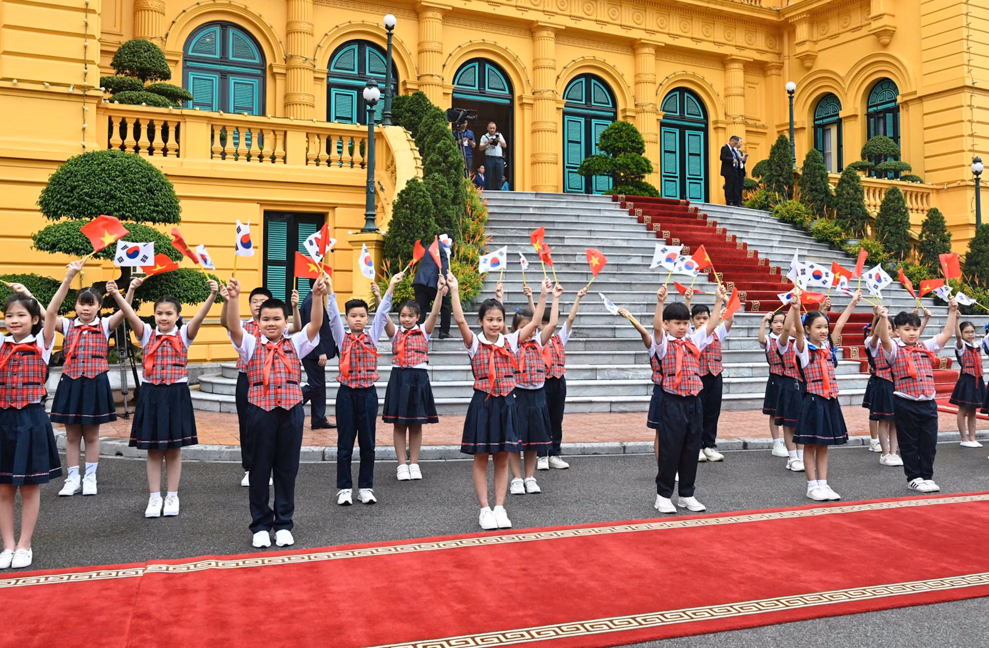 Các cháu thiếu nhi Thủ đô chào đón Tổng thống Đại Hàn Dân Quốc Yoon Suk Yeol và Phu nhân thăm cấp Nhà nước tới Việt Nam.