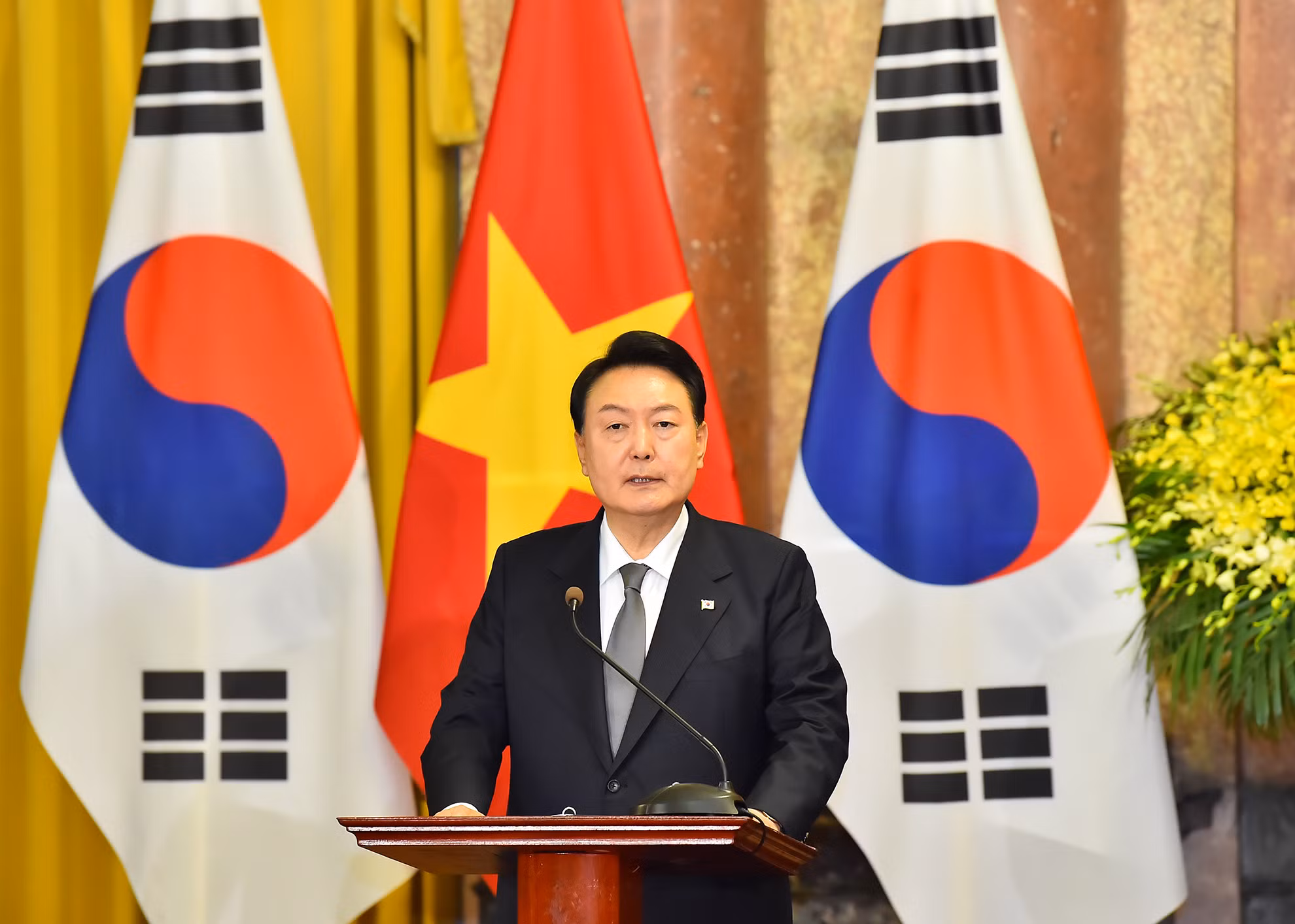 Tổng thống Đại Hàn Dân Quốc Yoon Suk Yeo phát biểu tại buổi gặp gỡ báo chí.