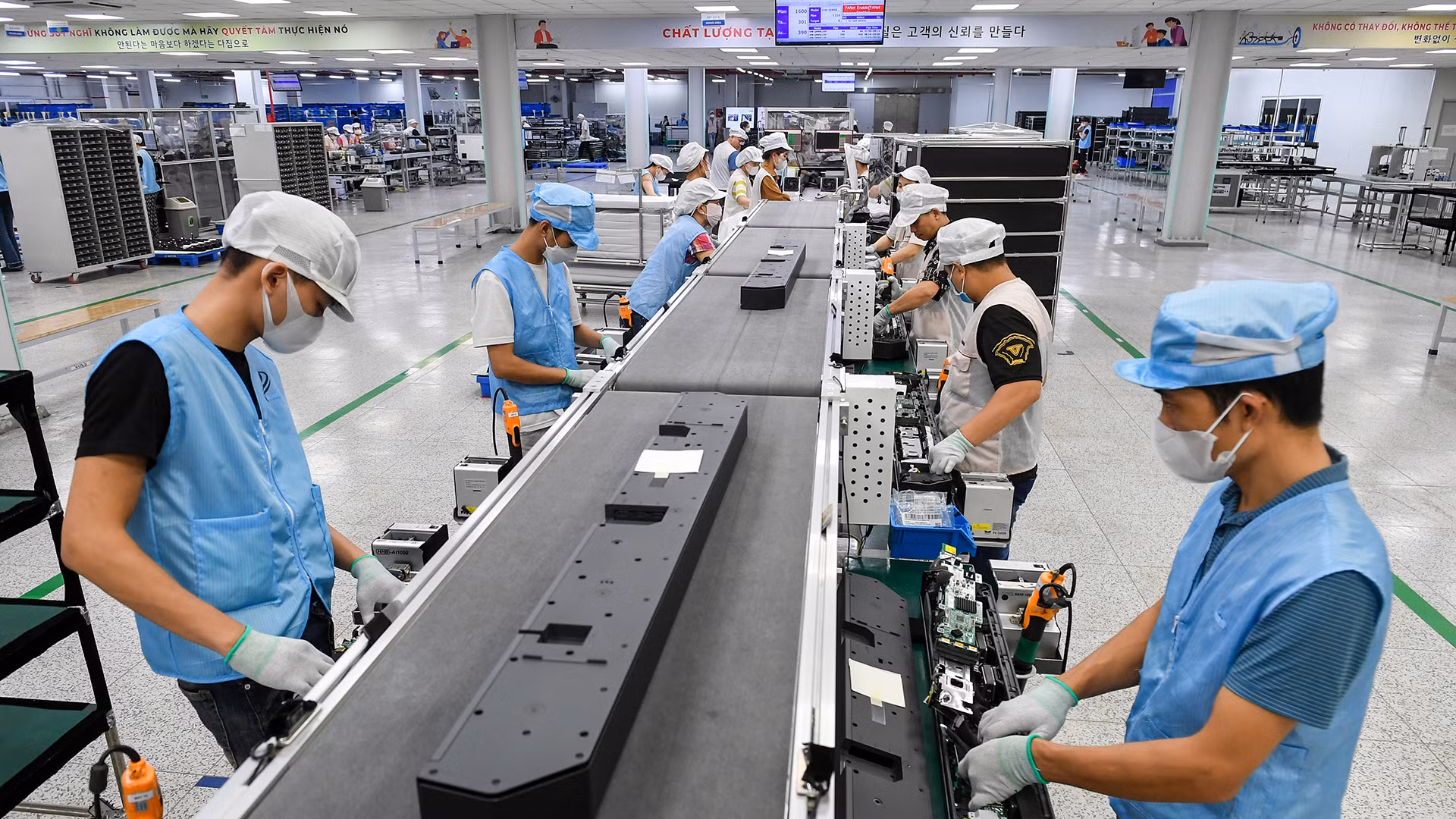 Lao động tại Công ty TNHH Bumjin Electronics Vina, Hàn Quốc, tại Quảng Ninh. (Ảnh: THÀNH ĐẠT)