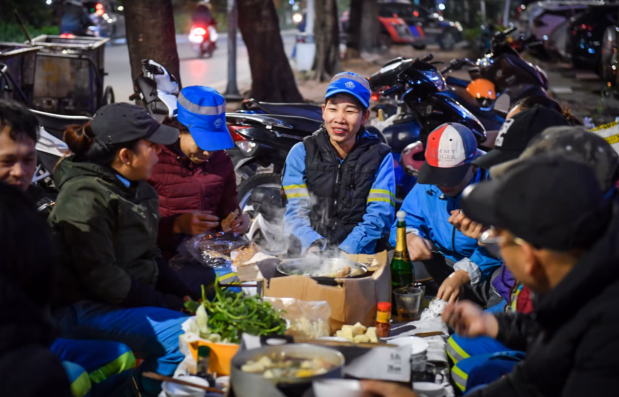 Niềm vui giản đơn giữa ca nghỉ trên phố ngày cận Tết. Bữa cơm chào năm cũ vào tối 29 Tết đã trở thành "truyền thống nhỏ" của Tổ 5. Niềm vui giản đơn giữa ca nghỉ trên phố ngày cận Tết. Bữa cơm chào năm cũ vào tối 29 Tết đã trở thành "truyền thống nhỏ" của Tổ 5.