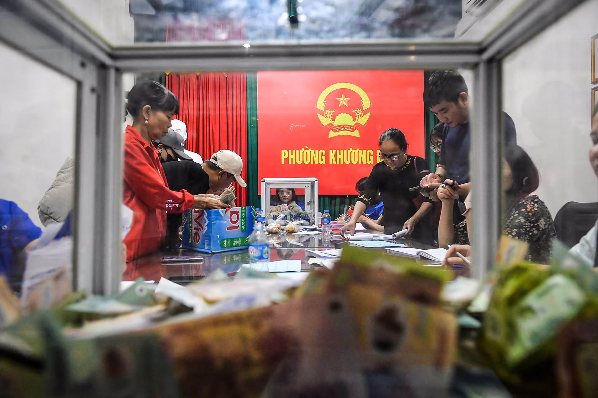 Công tác tiếp nhận ủng hộ được tiến hành công khai, minh bạch. Công tác tiếp nhận ủng hộ được tiến hành công khai, minh bạch.
