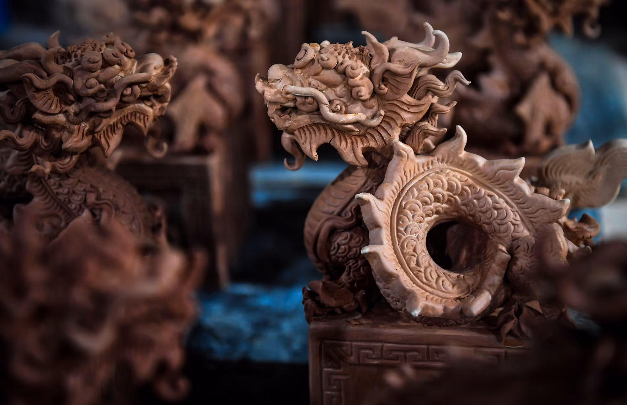 Ông Nguyễn Văn Lực, người đặt hàng tại xưởng này cho biết năm nay doanh nghiệp của ông bày bán sản phẩm Kỳ Linh Giáp Thìn 2024 với chủ đề "Dấu ấn rồng thiêng". Sau khi được hoàn thiện cơ bản và được tráng men, sản phẩm "phôi" sẽ được nung trong khoảng 5 ngày trước khi được đem đi vẽ vàng. Ông Nguyễn Văn Lực, người đặt hàng tại xưởng này cho biết năm nay doanh nghiệp của ông bày bán sản phẩm Kỳ Linh Giáp Thìn 2024 với chủ đề "Dấu ấn rồng thiêng". Sau khi được hoàn thiện cơ bản và được tráng men, sản phẩm "phôi" sẽ được nung trong khoảng 5 ngày trước khi được đem đi vẽ vàng.