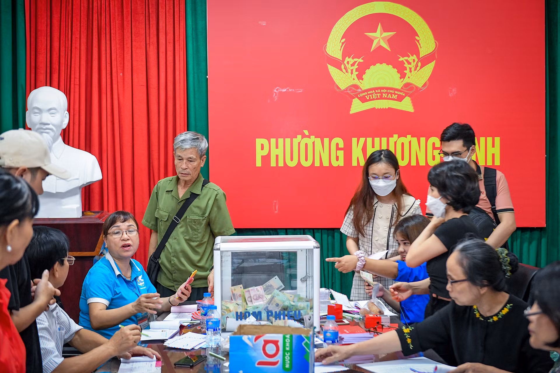 Đến tận chiều muộn 15/9, khoảng sân Ủy ban nhân dân phường Khương Đình vẫn tấp nập người. Hàng trăm người từ khắp mọi nơi vẫn tiếp tục đến để "tiếp sức, tiếp lòng" cho những nạn nhân vụ cháy chung cư mini. Đến tận chiều muộn 15/9, khoảng sân Ủy ban nhân dân phường Khương Đình vẫn tấp nập người. Hàng trăm người từ khắp mọi nơi vẫn tiếp tục đến để "tiếp sức, tiếp lòng" cho những nạn nhân vụ cháy chung cư mini.