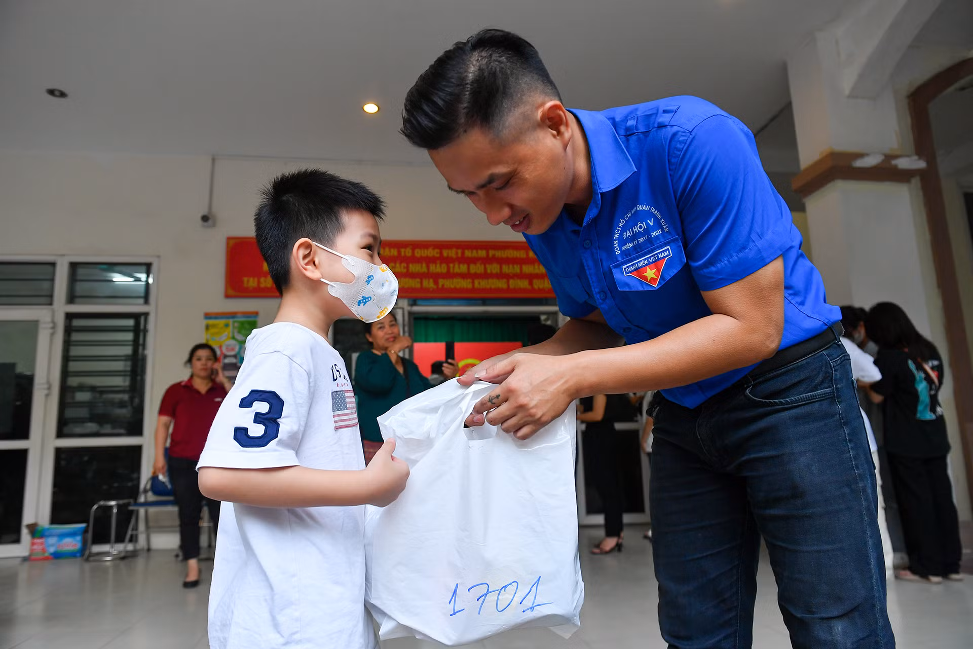 Cùng theo mẹ tới điểm tiếp nhận hỗ trợ, cháu Thanh Tùng (quận Đống Đa) mang theo một vài chú gấu bông. Đây là "món quà đặc biệt" Tùng muốn gửi tới các bạn nhỏ đang nằm điều trị tại các bệnh viện. Cùng theo mẹ tới điểm tiếp nhận hỗ trợ, cháu Thanh Tùng (quận Đống Đa) mang theo một vài chú gấu bông. Đây là "món quà đặc biệt" Tùng muốn gửi tới các bạn nhỏ đang nằm điều trị tại các bệnh viện.
