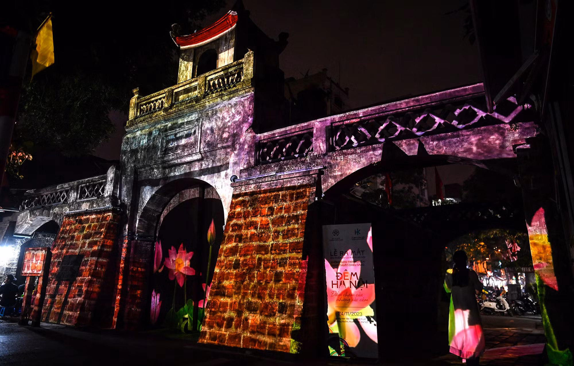 Màn trình diễn 3D mapping mang đến cho du khách một trải nghiệm mới mẻ, ấn tượng từ sự kết hợp giữa công nghệ và không gian Ô Quan Chưởng trong đêm. Màn trình diễn 3D mapping mang đến cho du khách một trải nghiệm mới mẻ, ấn tượng từ sự kết hợp giữa công nghệ và không gian Ô Quan Chưởng trong đêm.