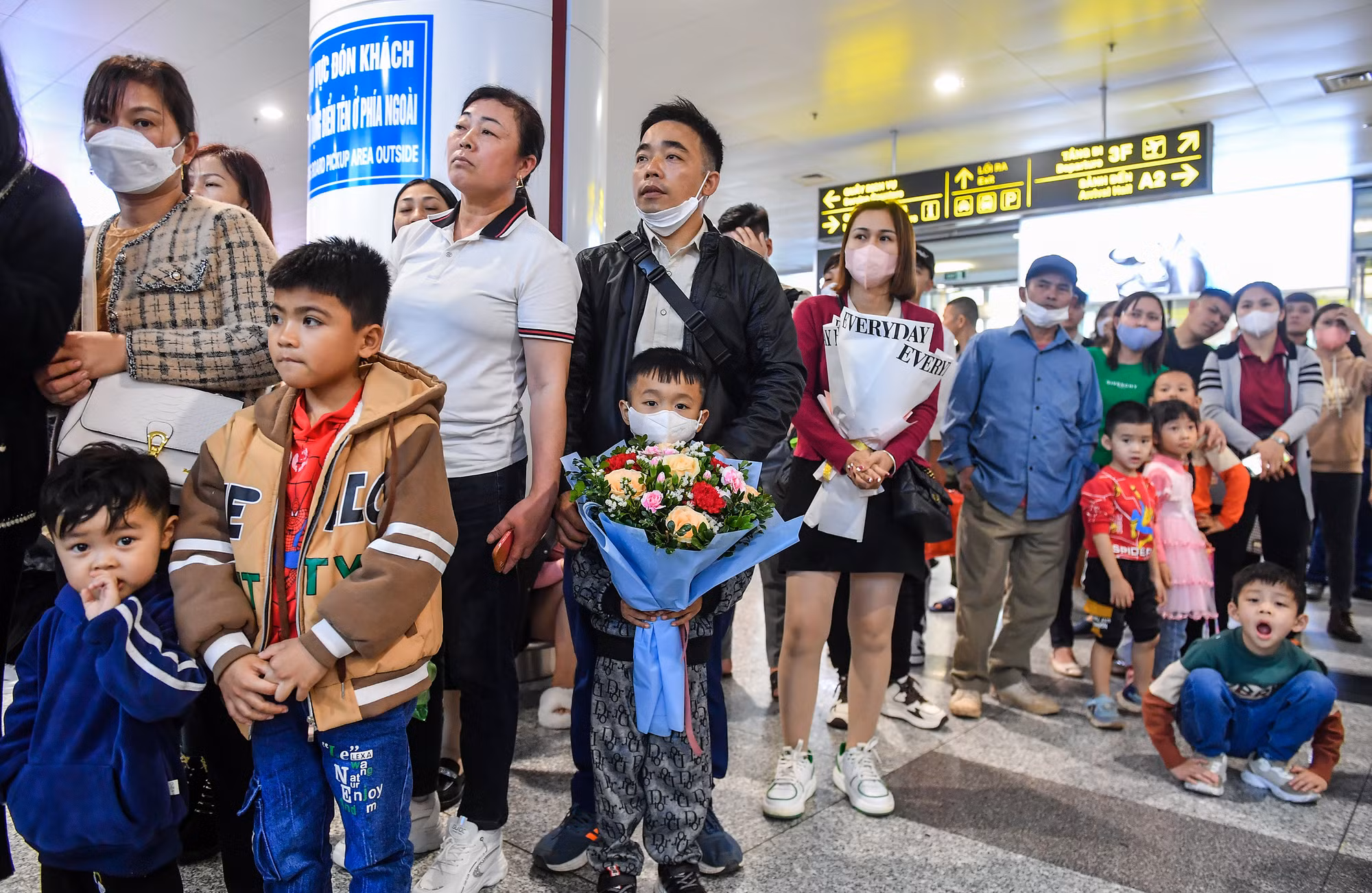 Tại nhà ga T2, rất đông người đang đợi chờ các chuyến bay quốc tế đáp xuống. Tại nhà ga T2, rất đông người đang đợi chờ các chuyến bay quốc tế đáp xuống.