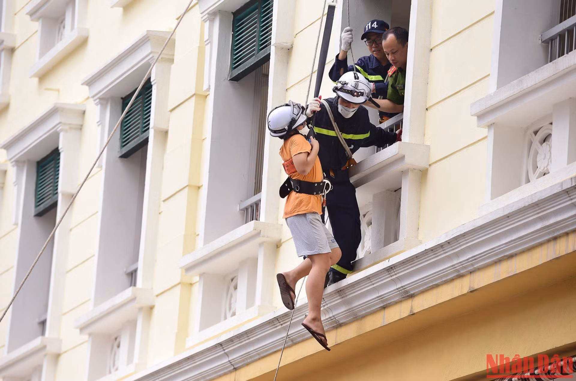 Các em học sinh cũng được trải nghiệm kỹ năng thoát hiểm từ nhà cao tầng khi có cháy