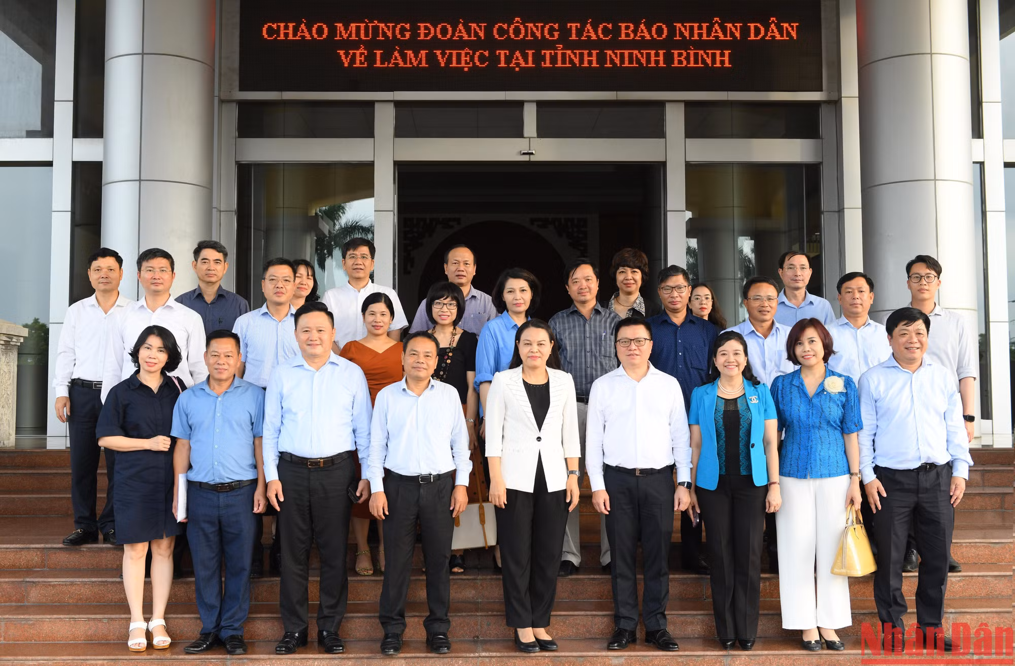 Đoàn đại biểu Báo Nhân Dân và đại biểu tỉnh Ninh Bình chụp ảnh lưu niệm