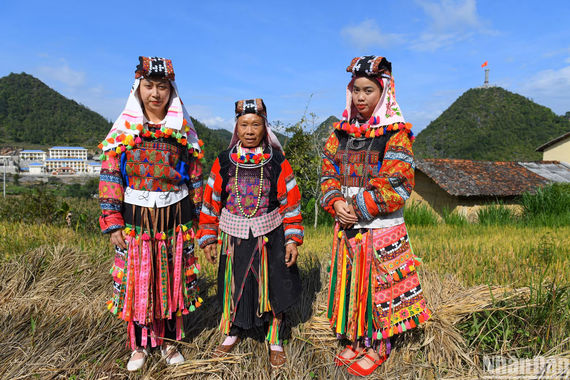 Đến bản Lô Lô Chải (nằm dưới chân núi Rồng, thuộc xã Lũng Cú, huyện Đồng Văn, tỉnh Hà Giang), nơi sinh sống tập trung của người Lô Lô Hoa. Nơi đây còn là nơi lưu giữ những nét văn hóa rất riêng biệt và đặc sắc của tộc người Lô Lô nơi địa đầu Tổ quốc. Đến bản Lô Lô Chải (nằm dưới chân núi Rồng, thuộc xã Lũng Cú, huyện Đồng Văn, tỉnh Hà Giang), nơi sinh sống tập trung của người Lô Lô Hoa. Nơi đây còn là nơi lưu giữ những nét văn hóa rất riêng biệt và đặc sắc của tộc người Lô Lô nơi địa đầu Tổ quốc.
