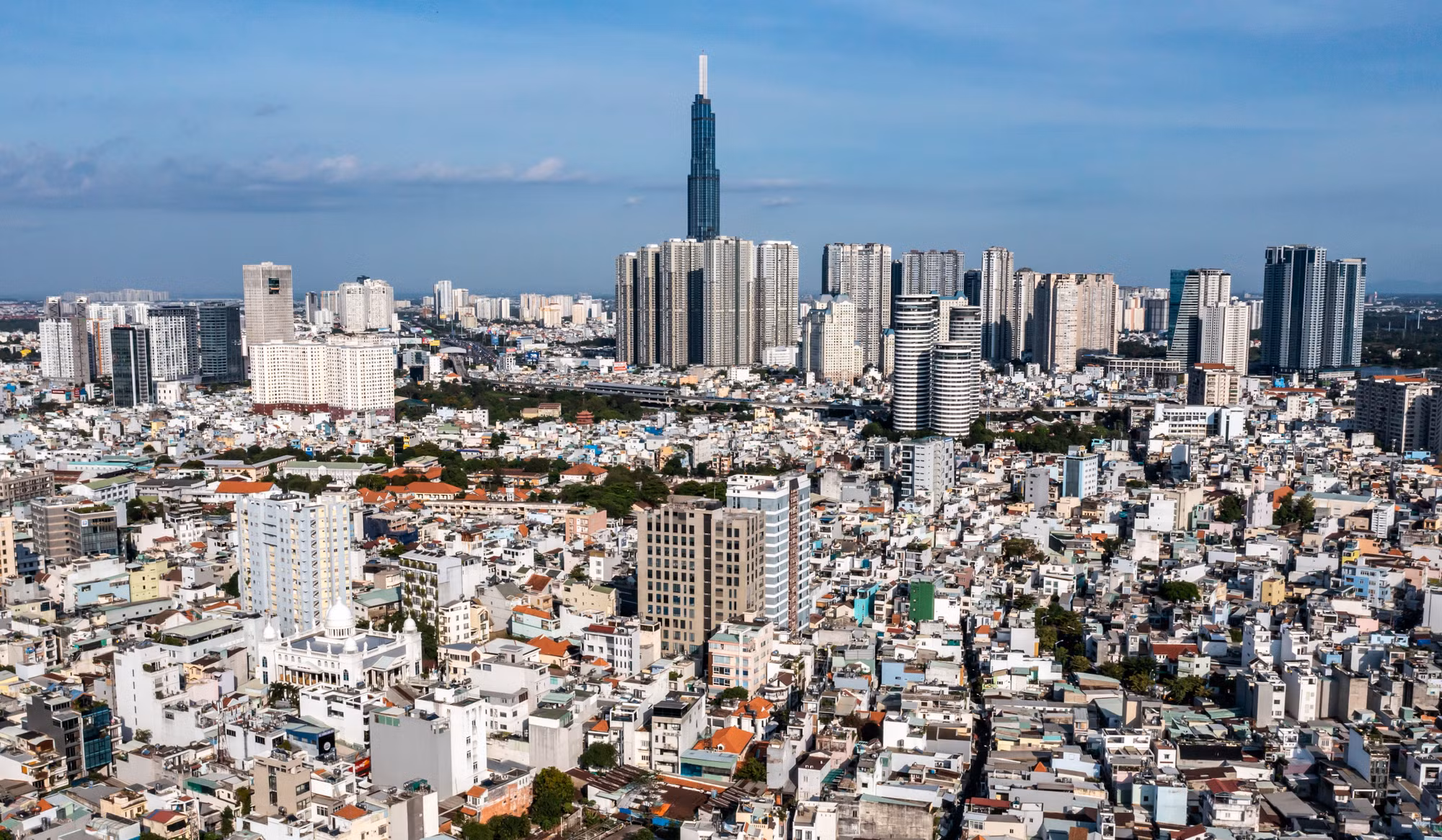Nửa thế kỷ đã trôi qua, những năm gần đây, Thành phố Hồ Chí Minh (được đổi tên từ Sài Gòn vào năm 1976) bừng tỉnh, phát triển xứng tầm với mỹ danh đã gắn liền với tên gọi một thế kỷ qua. Những tòa nhà chọc trời vươn mình trên biển mây đón ánh mặt trời như muốn thể hiện khát khao chinh phục những đỉnh cao mới của con người nơi đây. Nửa thế kỷ đã trôi qua, những năm gần đây, Thành phố Hồ Chí Minh (được đổi tên từ Sài Gòn vào năm 1976) bừng tỉnh, phát triển xứng tầm với mỹ danh đã gắn liền với tên gọi một thế kỷ qua. Những tòa nhà chọc trời vươn mình trên biển mây đón ánh mặt trời như muốn thể hiện khát khao chinh phục những đỉnh cao mới của con người nơi đây.