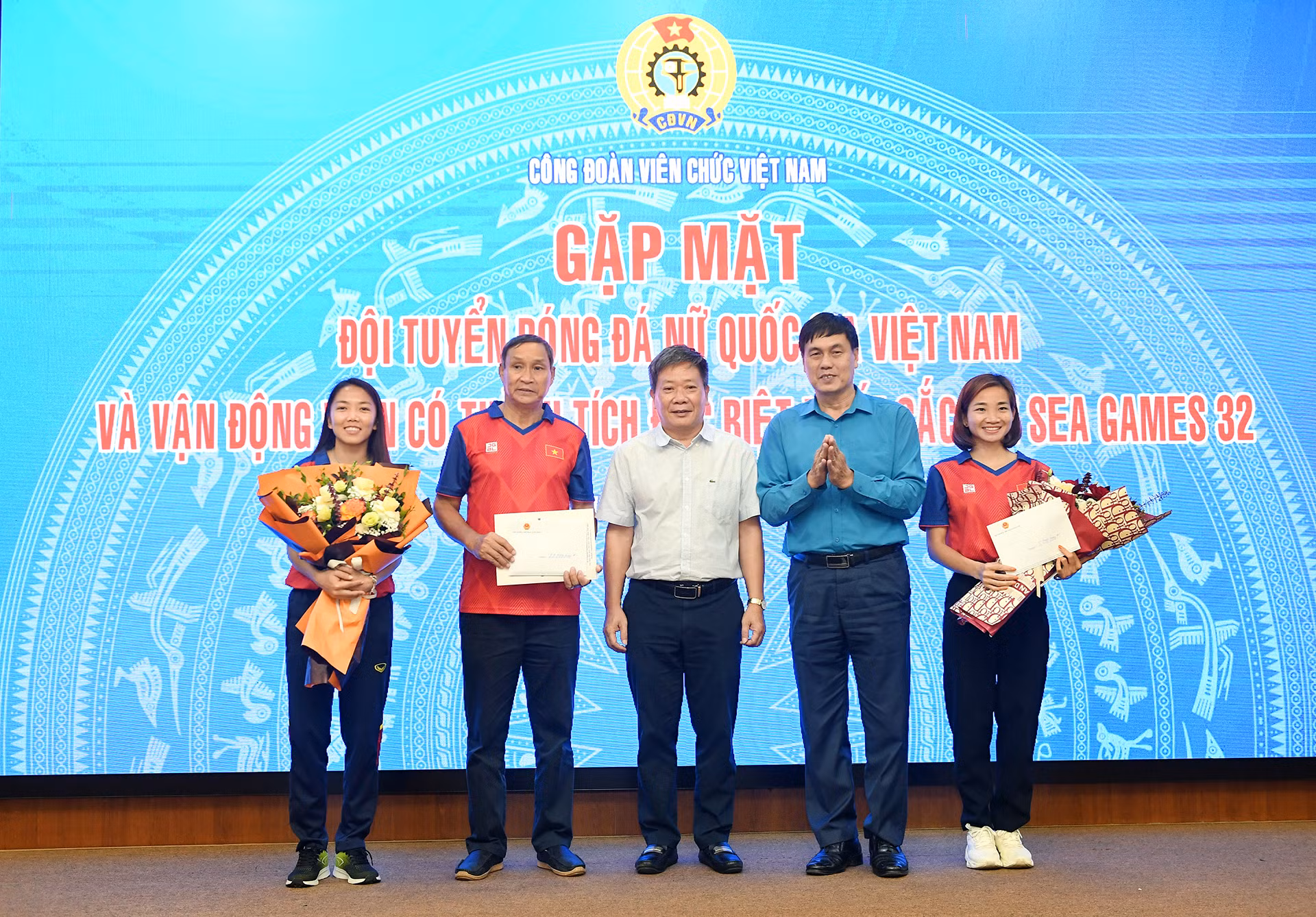 Ban Thường vụ Công đoàn Bộ Văn hóa, Thể thao và Du lịch tặng cho Đội tuyển Bóng đá nữ quốc gia Việt Nam số tiền 20 triệu đồng và vận động viên Nguyễn Thị Oanh 5 triệu đồng. Ban Thường vụ Công đoàn Bộ Văn hóa, Thể thao và Du lịch tặng cho Đội tuyển Bóng đá nữ quốc gia Việt Nam số tiền 20 triệu đồng và vận động viên Nguyễn Thị Oanh 5 triệu đồng.