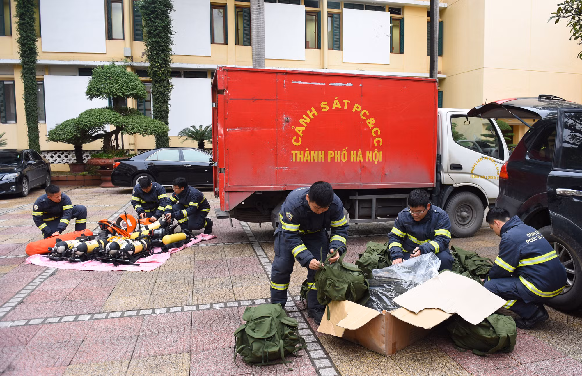 Các chiến sĩ Phòng cháy chữa cháy và Cứu nạn cứu hộ kiểm tra kỹ lưỡng một lượt cuối trang thiết bị hỗ trợ cứu nạn trước khi lên đường làm nhiệm vụ. Các chiến sĩ Phòng cháy chữa cháy và Cứu nạn cứu hộ kiểm tra kỹ lưỡng một lượt cuối trang thiết bị hỗ trợ cứu nạn trước khi lên đường làm nhiệm vụ.