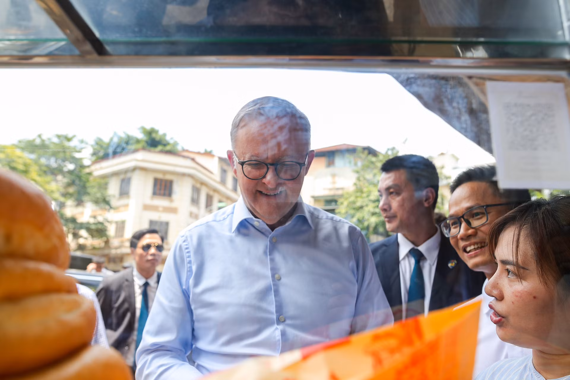 [Ảnh] Thủ tướng Australia Anthony Albanese uống bia hơi, ăn bánh mỳ Hà Nội ảnh 3