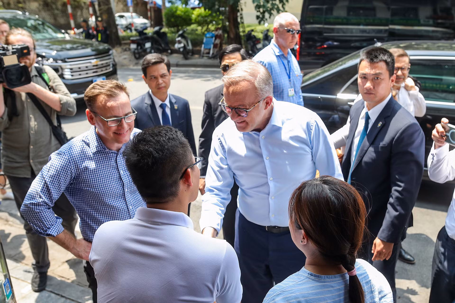[Ảnh] Thủ tướng Australia Anthony Albanese uống bia hơi, ăn bánh mỳ Hà Nội ảnh 1