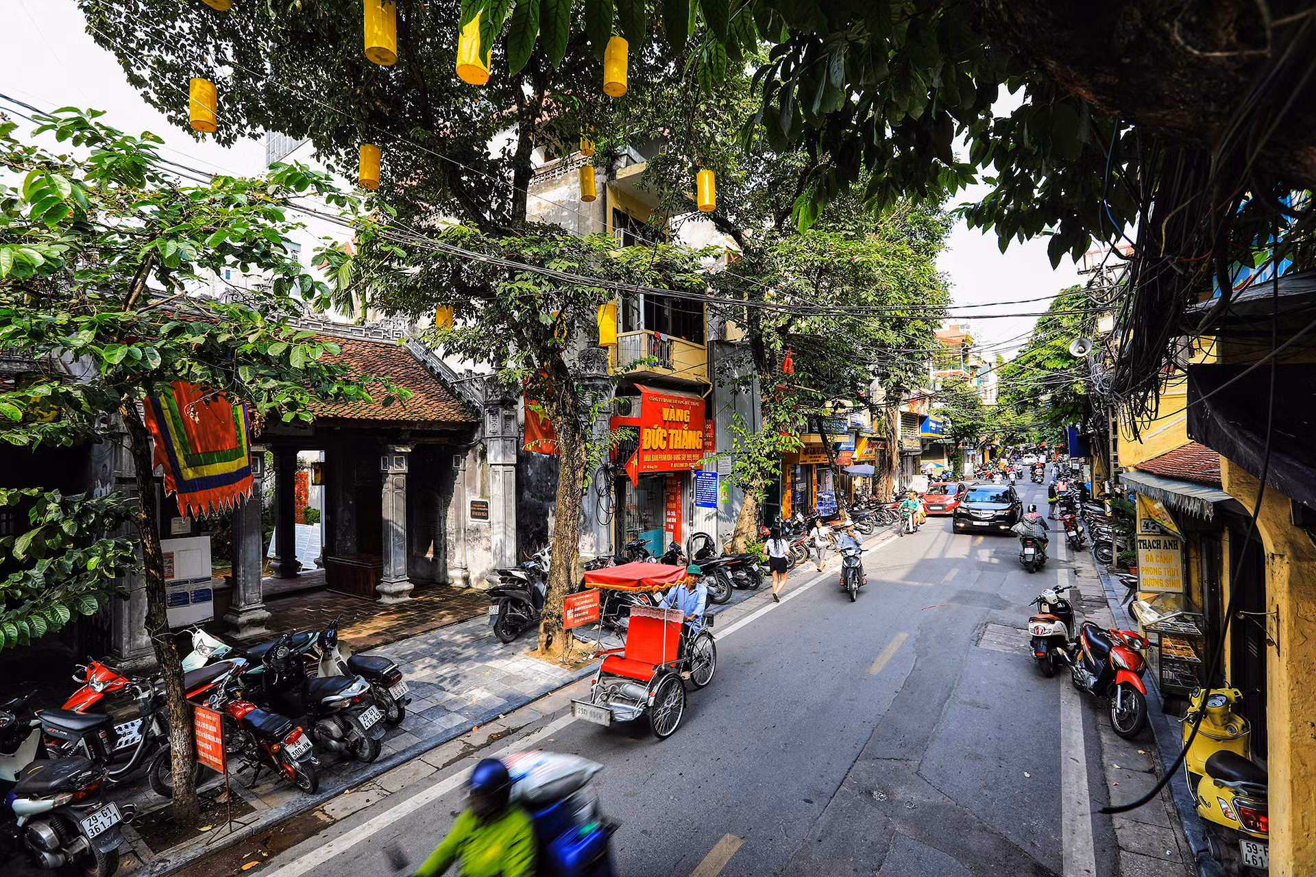Phố Hàng Bạc, xưa là phường nghề đúc bạc, được coi là giàu có bậc nhất ở Kinh thành Thăng Long. Trải qua nhiều thế kỷ với những biến động thời gian, nhưng phố Hàng Bạc vẫn giữ được nhiều nét kiến trúc, nếp sống làng nghề xưa. Nhìn từ góc máy ở độ cao 10m này có thể thấy rõ những ngôi nhà cổ tường vàng, bên trái là đình Kim Ngân, hai bên dãy phố vẫn là những cửa hàng lớn nhỏ làm nghề chế tác kim hoàn và bán đồ mỹ nghệ vàng bạc.