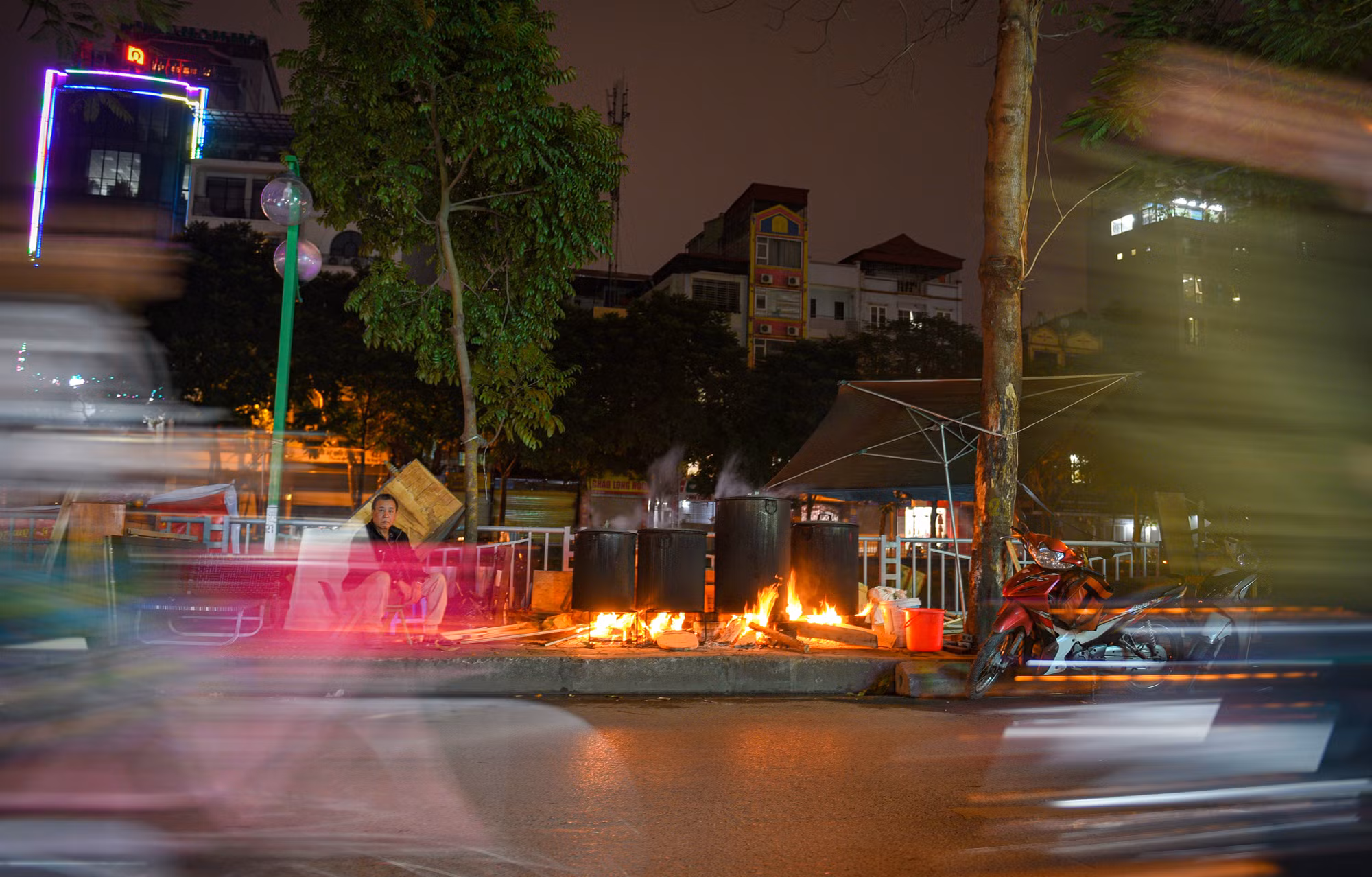 Đêm xuống chỉ còn lại người lớn ở lại ngồi canh bếp, chờ đến sáng đúng giờ vớt bánh chưng.