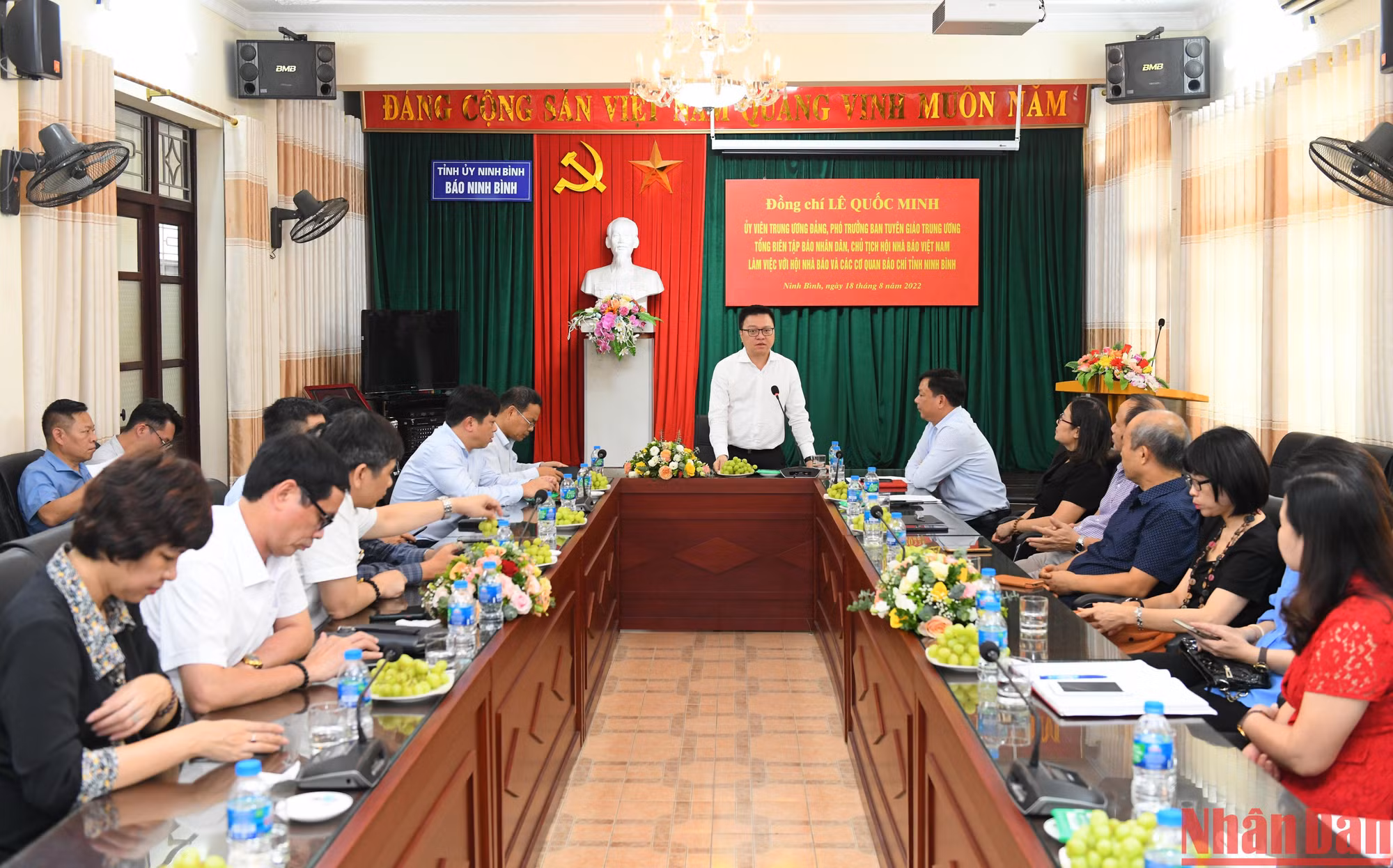 Quang cảnh buổi làm việc của Báo Nhân Dân với Hội Nhà báo tỉnh và các cơ quan báo chí của tỉnh.