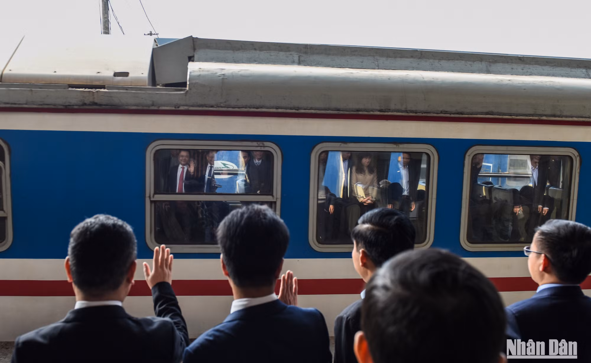 Tổng giám đốc Tổng công ty Đường sắt Việt Nam, ông Đặng Sỹ Mạnh cho biết, để đáp ứng nhu cầu đi lại của hành khách trong dịp Tết, ngành đường sắt đã huy động 6.000 cán bộ trực đêm giao thừa và ngày mùng 1. Tổng giám đốc Tổng công ty Đường sắt Việt Nam, ông Đặng Sỹ Mạnh cho biết, để đáp ứng nhu cầu đi lại của hành khách trong dịp Tết, ngành đường sắt đã huy động 6.000 cán bộ trực đêm giao thừa và ngày mùng 1.