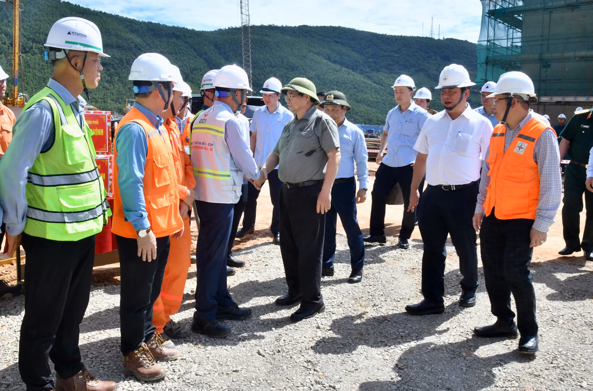 Thủ tướng Phạm Minh Chính nói chuyện với lãnh đạo nhà thầu Hyundai tại công trường Nhà máy Nhiệt điện Quảng Trạch I.