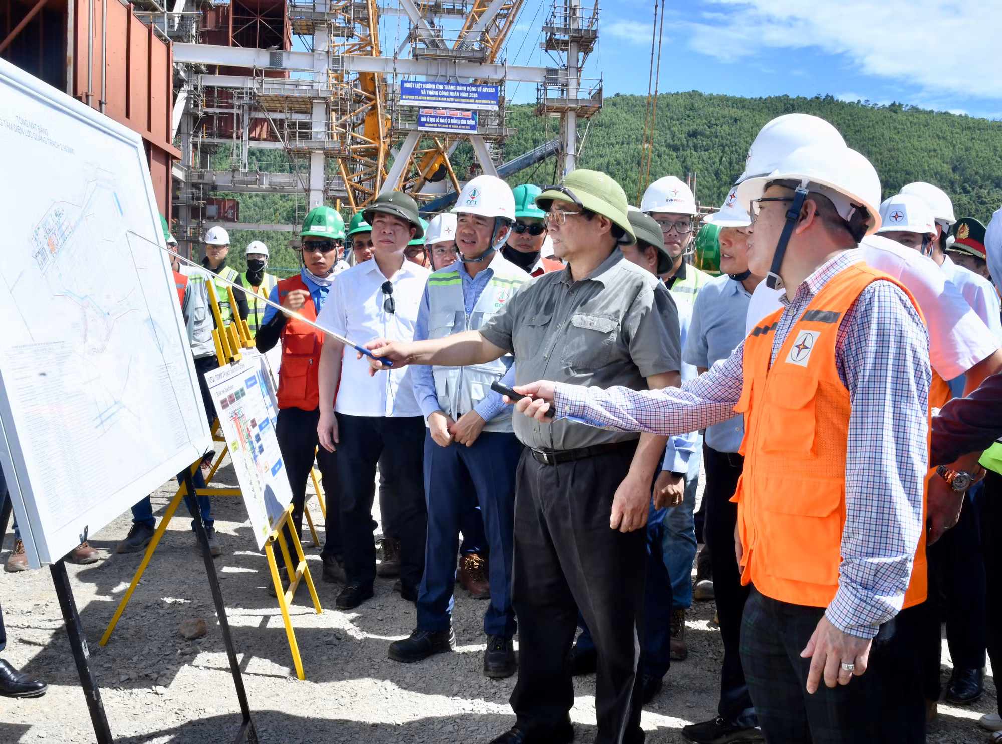 Thủ tướng Phạm Minh Chính chỉ đạo tiến độ xây dựng Nhà máy Nhiệt điện Quảng Trạch I. 