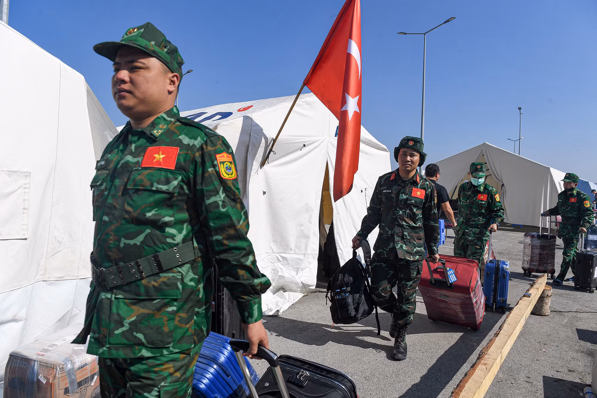 Thiếu tướng Phạm Văn Tỵ cho biết, kinh nghiệm thực tiễn từ chiến dịch cứu hộ tại Thổ Nhĩ Kỳ sẽ để lại cho lực lượng Quân đội nhân dân nói riêng, Việt Nam nói chung nhiều bài học quý giá. Thiếu tướng Phạm Văn Tỵ cho biết, kinh nghiệm thực tiễn từ chiến dịch cứu hộ tại Thổ Nhĩ Kỳ sẽ để lại cho lực lượng Quân đội nhân dân nói riêng, Việt Nam nói chung nhiều bài học quý giá.