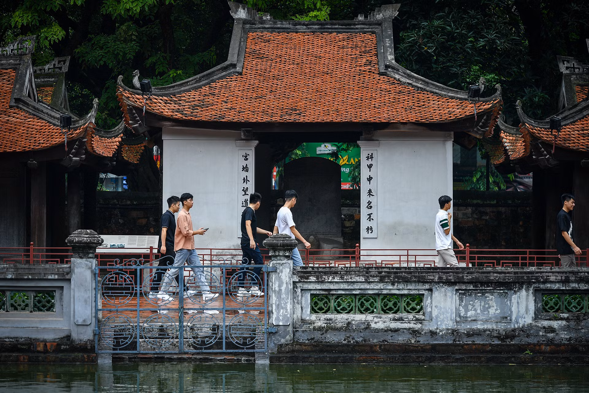 [Ảnh] Sĩ tử đến Văn Miếu cầu may trước kỳ thi tốt nghiệp THPT ảnh 9