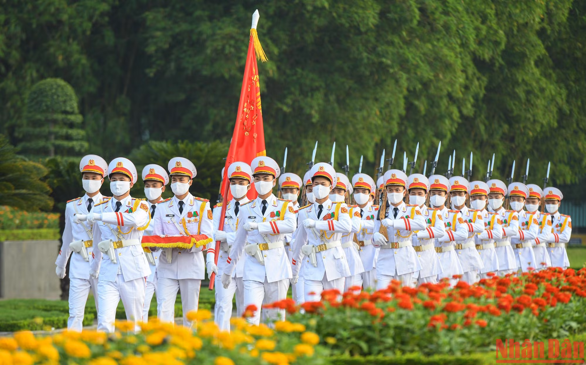 Sau khi thực hiện nghi lễ chào cờ, đội tiêu binh hành tiến một vòng qua trước Lăng, chuẩn bị duyệt đội ngũ. Sau khi thực hiện nghi lễ chào cờ, đội tiêu binh hành tiến một vòng qua trước Lăng, chuẩn bị duyệt đội ngũ.