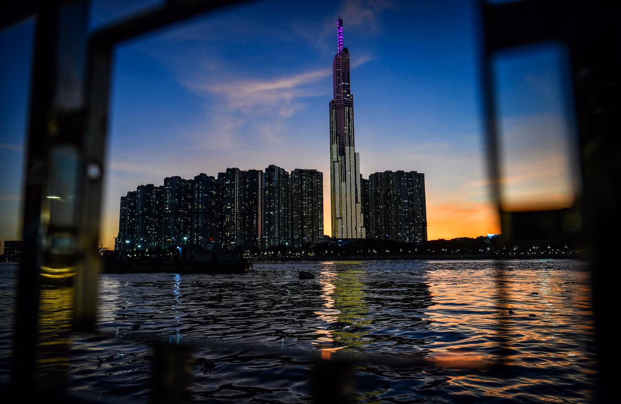 Landmark 81 là tòa nhà cao nhất Việt Nam, cao thứ hai Đông Nam Á, được xem là một biểu tượng mới của thành phố, bên dòng sông Sài Gòn, ngay cửa ngõ phía Đông Bắc - nút giao thông quan trọng nối Thành phố Hồ Chí Minh với các tỉnh Đông Nam Bộ. Landmark 81 là tòa nhà cao nhất Việt Nam, cao thứ hai Đông Nam Á, được xem là một biểu tượng mới của thành phố, bên dòng sông Sài Gòn, ngay cửa ngõ phía Đông Bắc - nút giao thông quan trọng nối Thành phố Hồ Chí Minh với các tỉnh Đông Nam Bộ.