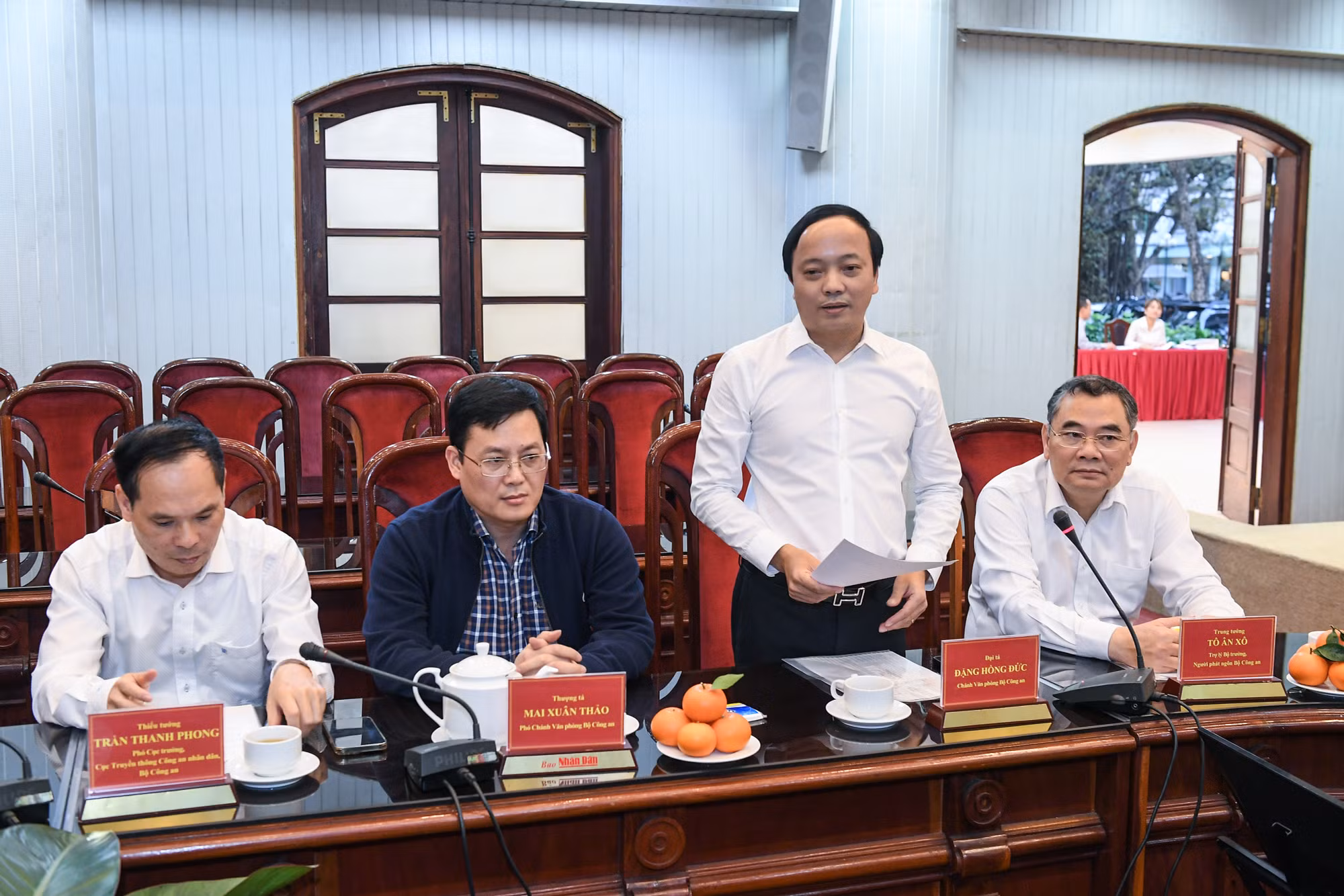 Thông tin về tình hình triển khai Cuộc thi viết trong lực lượng Công an, Chánh Văn phòng Bộ Công an, Đại tá Đặng Hồng Đức cho biết, ngay sau lễ phát động, Bộ Công an đã tiến hành nhiều bước giúp lan tỏa ý nghĩa, tinh thần của Cuộc thi tới các cán bộ, chiến sĩ trong toàn ngành và nhân dân cả nước.