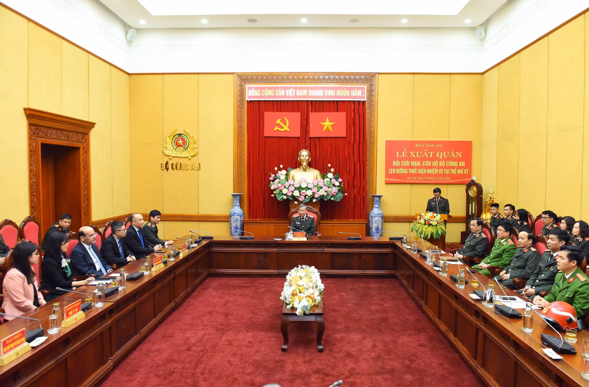 Tham dự Lễ xuất quân có đồng chí Đại tướng Tô Lâm, Ủy viên Bộ Chính trị, Bộ trưởng Công an; ông Haldun Tekneci, Đại sứ đặc mệnh toàn quyền Thổ Nhĩ Kỳ tại Việt Nam; lãnh đạo các đơn vị trực thuộc Bộ Công an; đại diện Bộ Ngoại giao, Bộ Y tế, Hội Chữ thập đỏ Việt Nam… Tham dự Lễ xuất quân có đồng chí Đại tướng Tô Lâm, Ủy viên Bộ Chính trị, Bộ trưởng Công an; ông Haldun Tekneci, Đại sứ đặc mệnh toàn quyền Thổ Nhĩ Kỳ tại Việt Nam; lãnh đạo các đơn vị trực thuộc Bộ Công an; đại diện Bộ Ngoại giao, Bộ Y tế, Hội Chữ thập đỏ Việt Nam…