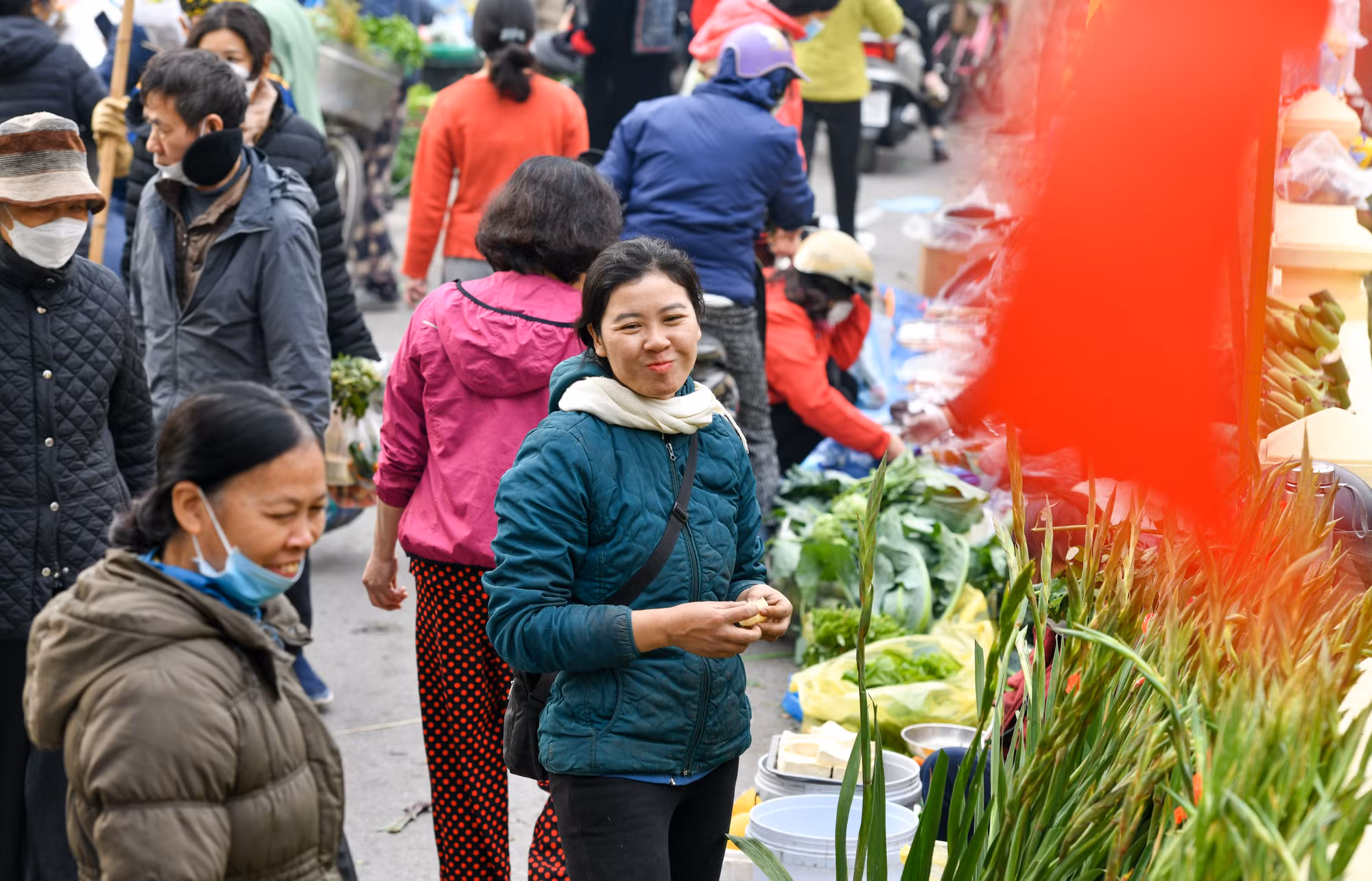 Cảnh người dân ra họp chợ mua bán, cười nói vui vẻ trước giờ đón giao thừa. Cảnh người dân ra họp chợ mua bán, cười nói vui vẻ trước giờ đón giao thừa.