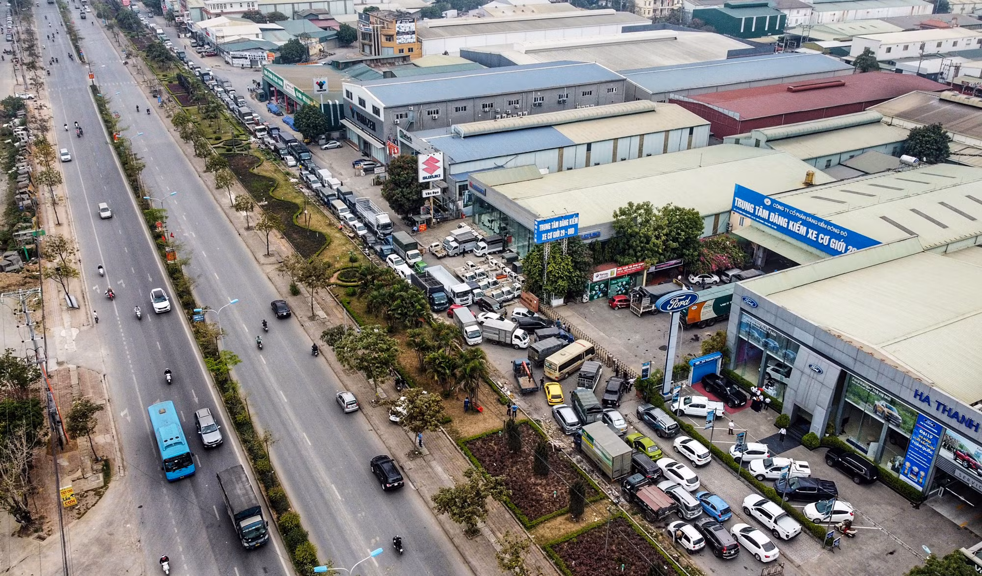 Từ nhiều ngày qua, tình trạng các phương tiện xếp hàng chật cứng trước lối vào các Trung tâm đăng kiểm xe cơ giới lại thường xuyên xuất hiện. Từ nhiều ngày qua, tình trạng các phương tiện xếp hàng chật cứng trước lối vào các Trung tâm đăng kiểm xe cơ giới lại thường xuyên xuất hiện.