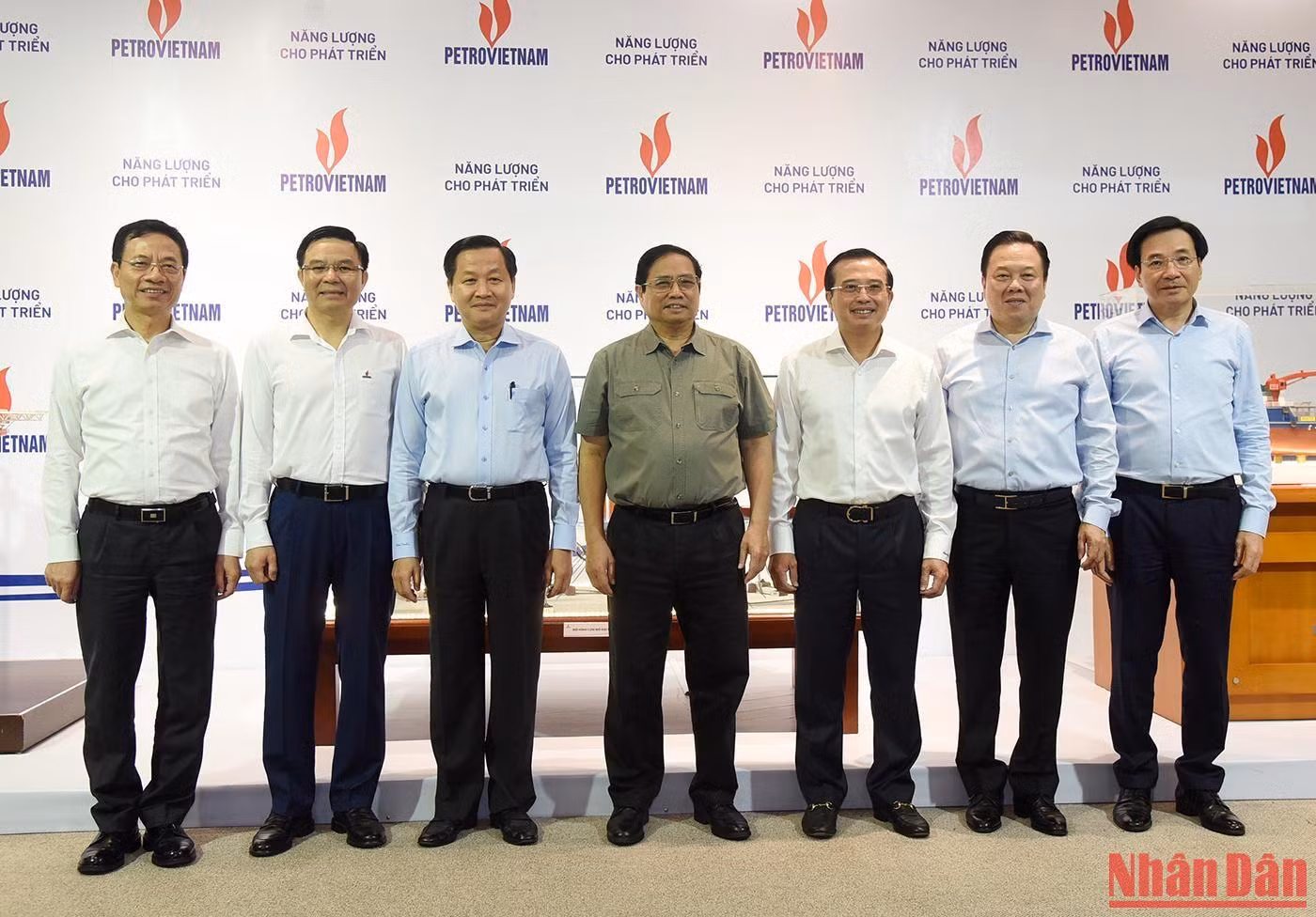 Thủ tướng Phạm Minh Chính với các đại biểu và lãnh đạo Petrovietnam.