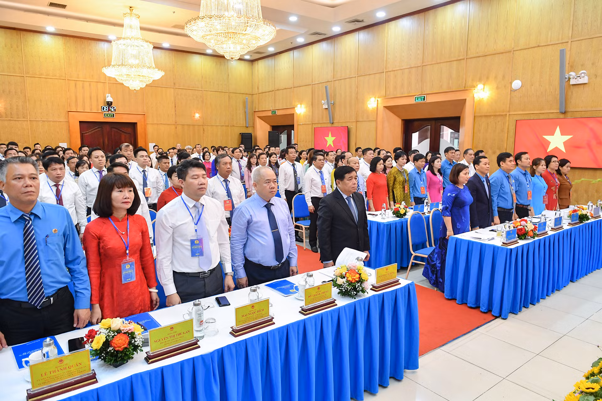 Các đại biểu thực hiện nghi thức chào cờ tại Đại hội. Các đại biểu thực hiện nghi thức chào cờ tại Đại hội.
