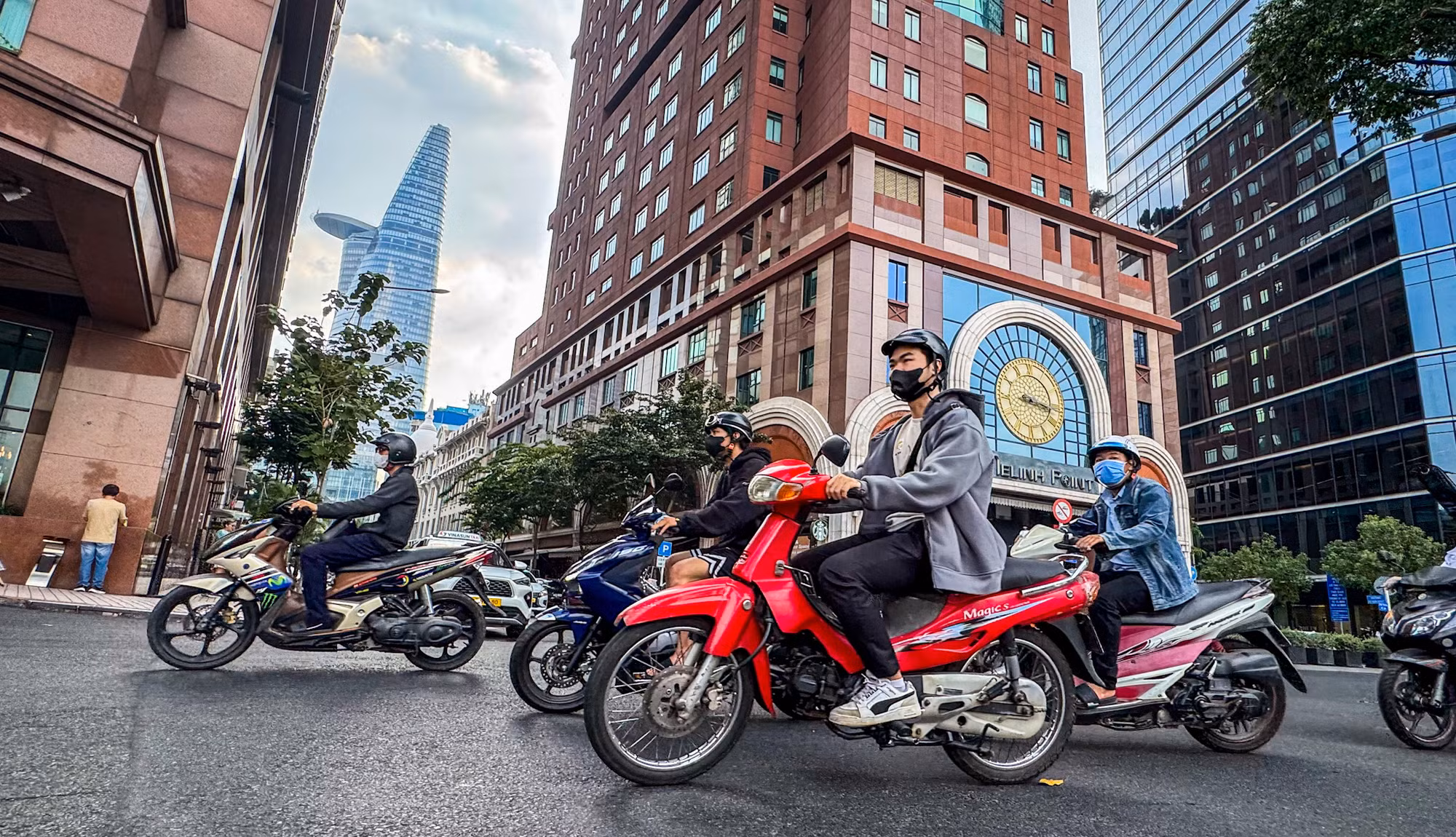 Đến với Thành phố Hồ Chí Minh, điểm dừng chân đầu tiên nên là khu trung tâm quận 1, thường gọi quận Nhất vì là quận hiện đại, sầm uất, tập trung nhiều trung tâm thương mại như VincomPlaza, Parkson…, cùng tòa tháp biểu tượng Búp Sen Bitexco với đài quan sát bao quát cả thành phố. Đến với Thành phố Hồ Chí Minh, điểm dừng chân đầu tiên nên là khu trung tâm quận 1, thường gọi quận Nhất vì là quận hiện đại, sầm uất, tập trung nhiều trung tâm thương mại như VincomPlaza, Parkson…, cùng tòa tháp biểu tượng Búp Sen Bitexco với đài quan sát bao quát cả thành phố.