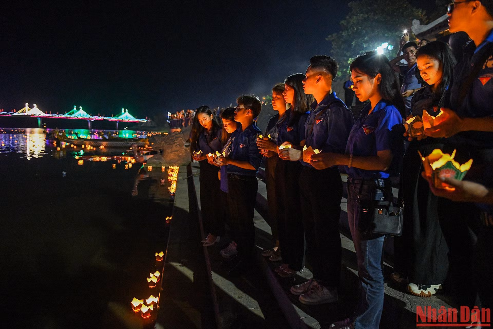 Lực lượng Đoàn Thanh niên cầu nguyện, tri ân các anh hùng, liệt sĩ trước khi thả hoa đăng xuống sông.