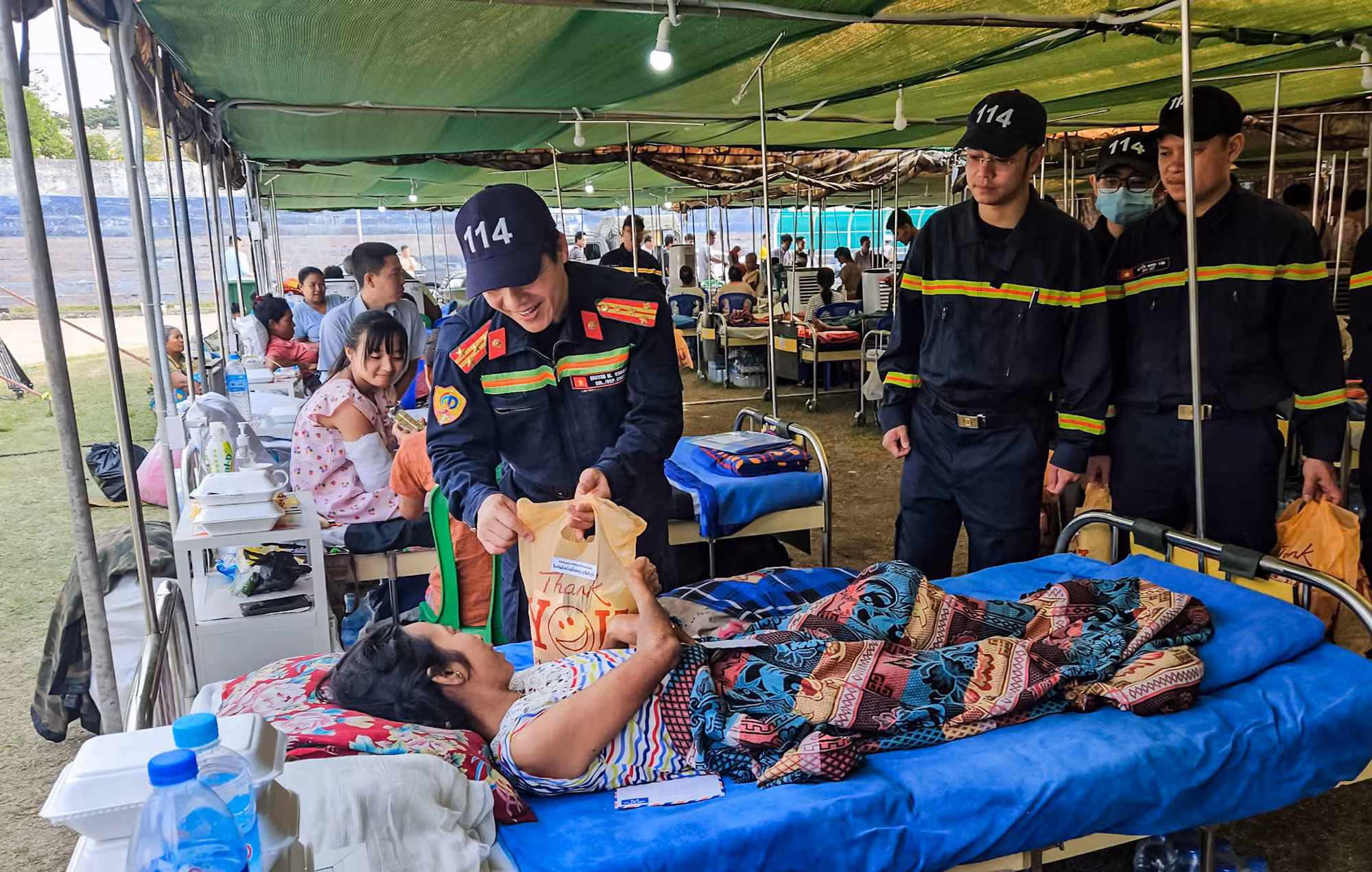 [Ảnh] Đoàn cứu nạn, cứu hộ Việt Nam chia sẻ nỗi mất mát với người dân vùng động đất Myanmar ảnh 14