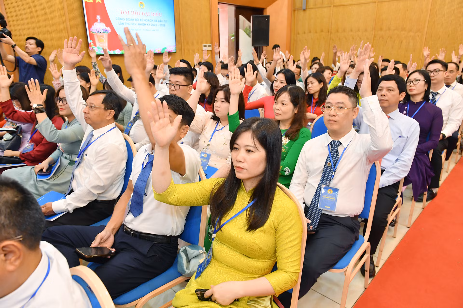 Các đại biểu biểu quyết tại Đại hội. Các đại biểu biểu quyết tại Đại hội.
