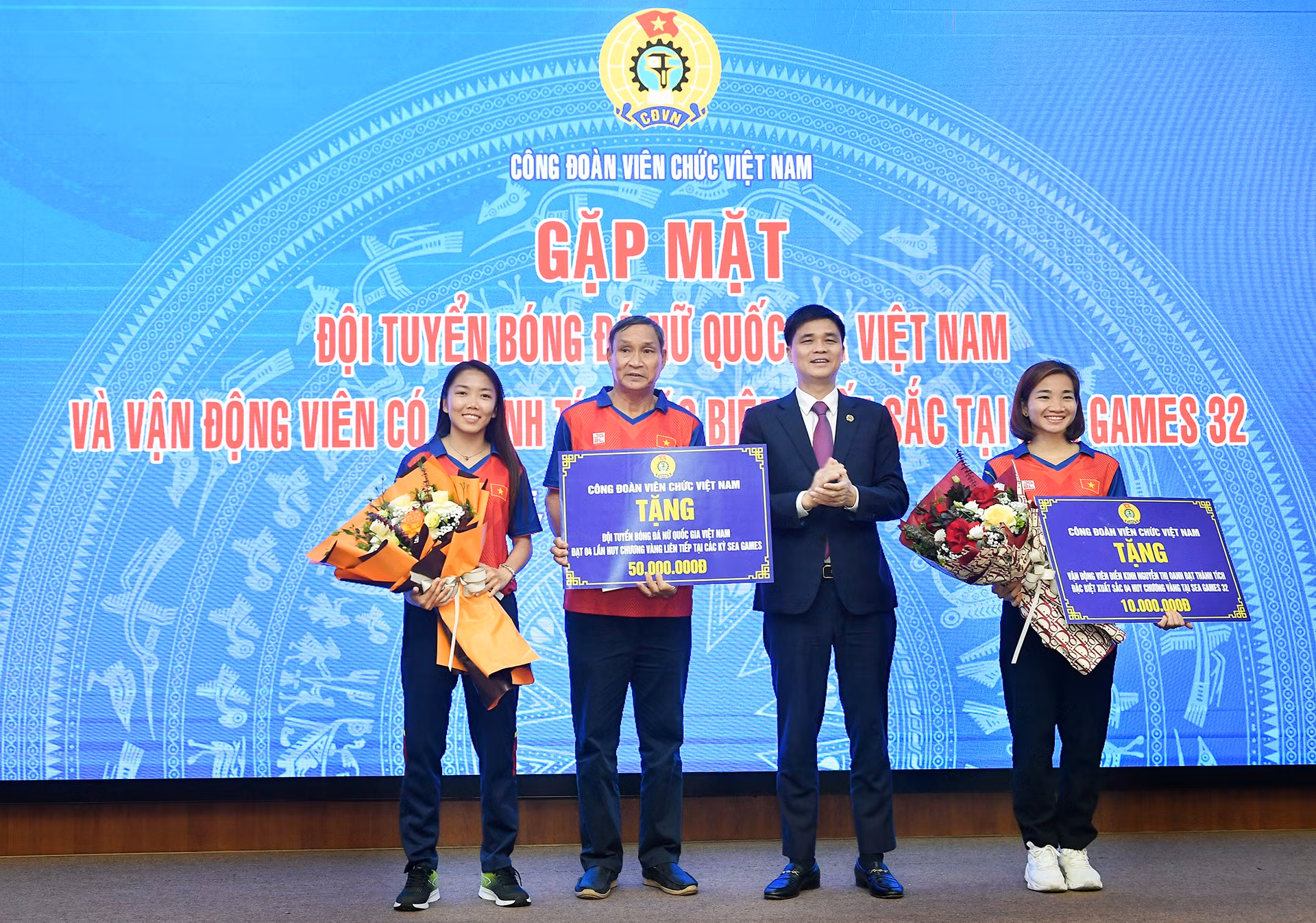 Tại buổi gặp mặt, Ban Thường vụ Công đoàn Viên chức Việt Nam đã trao tặng Đội tuyển Bóng đá nữ quốc gia Việt Nam số tiền 50 triệu đồng. Tặng vận động viên điền kinh Nguyễn Thị Oanh 10 triệu đồng. Tại buổi gặp mặt, Ban Thường vụ Công đoàn Viên chức Việt Nam đã trao tặng Đội tuyển Bóng đá nữ quốc gia Việt Nam số tiền 50 triệu đồng. Tặng vận động viên điền kinh Nguyễn Thị Oanh 10 triệu đồng.