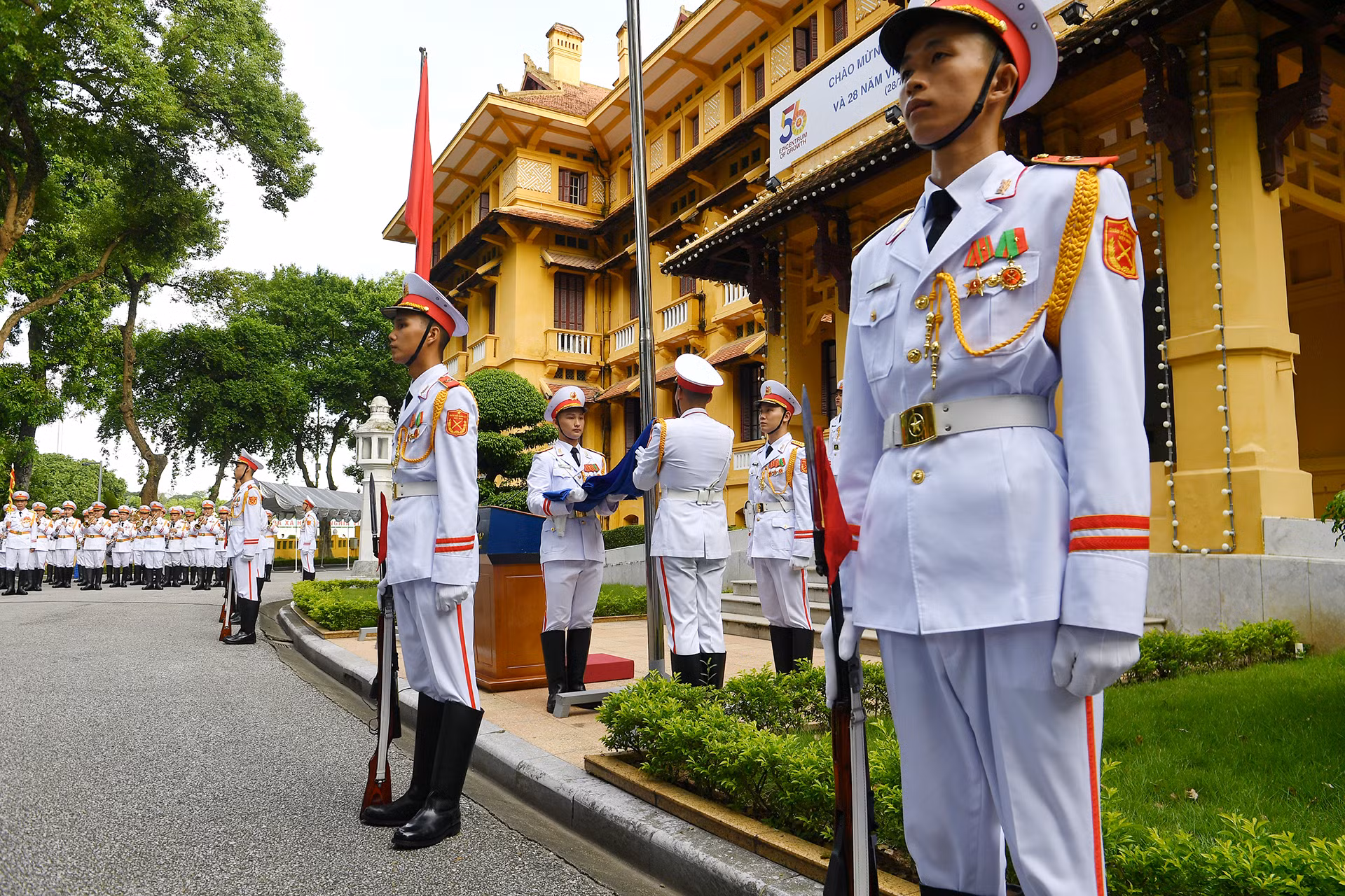 Lễ thượng cờ được tổ chức theo nghi thức trang trọng. (Ảnh: THÀNH ĐẠT) Lễ thượng cờ được tổ chức theo nghi thức trang trọng. (Ảnh: THÀNH ĐẠT)