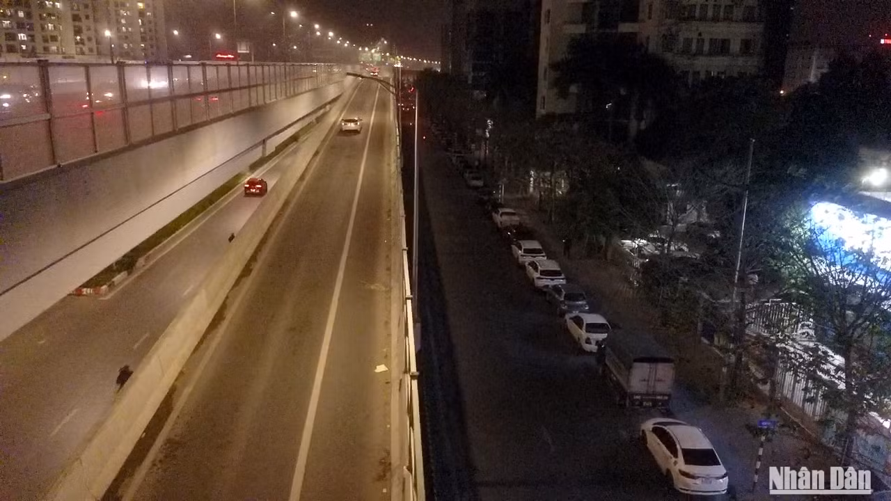 Theo ghi nhận của phóng viên Báo Nhân Dân, đêm 12/1, hầu hết các trung tâm đăng kiểm trong nội thành Hà Nội đều có hàng chục chiếc ô-tô xếp hàng dài. Theo ghi nhận của phóng viên Báo Nhân Dân, đêm 12/1, hầu hết các trung tâm đăng kiểm trong nội thành Hà Nội đều có hàng chục chiếc ô-tô xếp hàng dài.